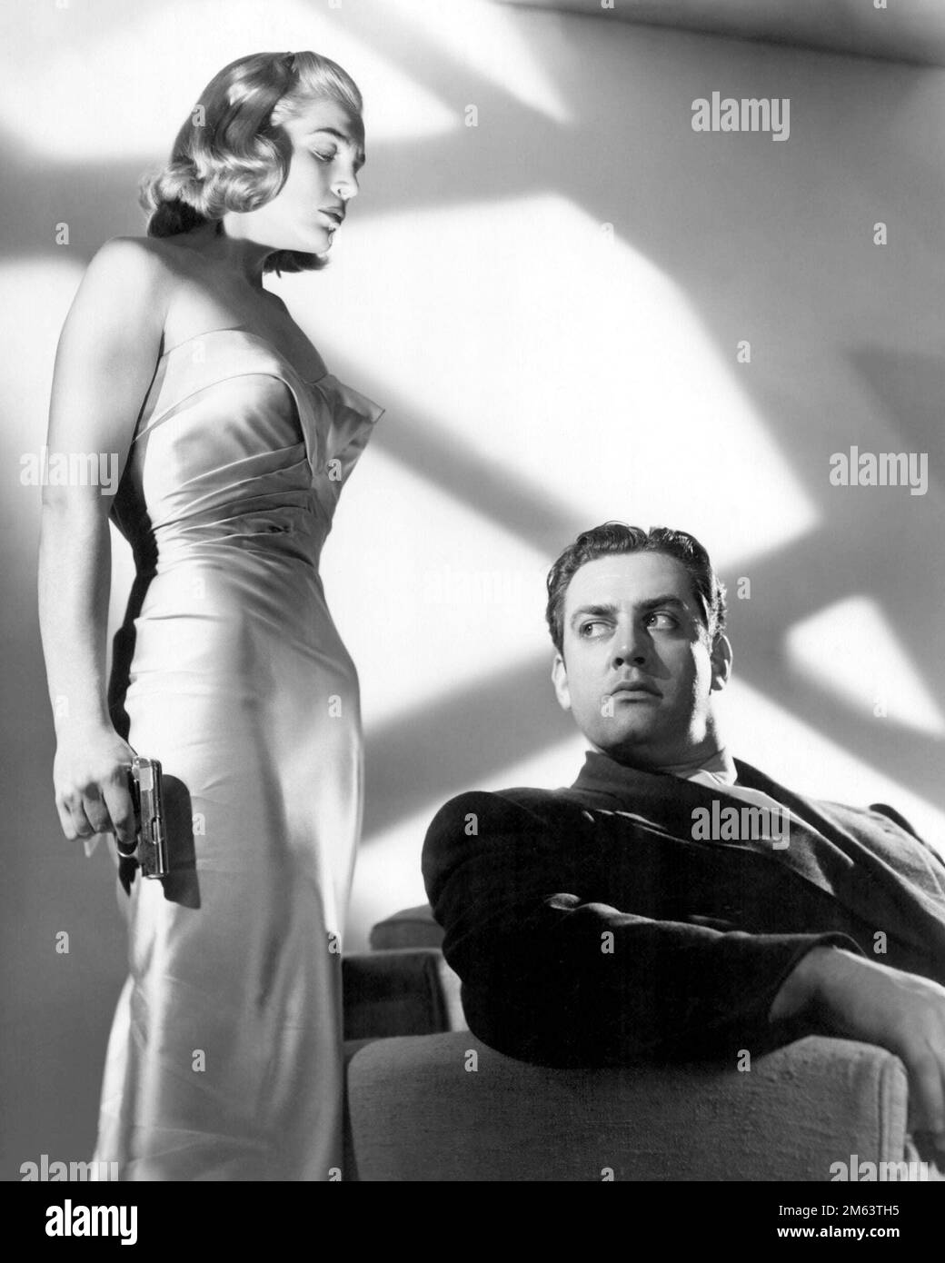 RAYMOND BURR e LIZABETH SCOTT in PITFALL (1948), diretto da ANDRE DE TOTH. Credit: REGAL FILMS/UNITED ARTISTS / Album Foto Stock