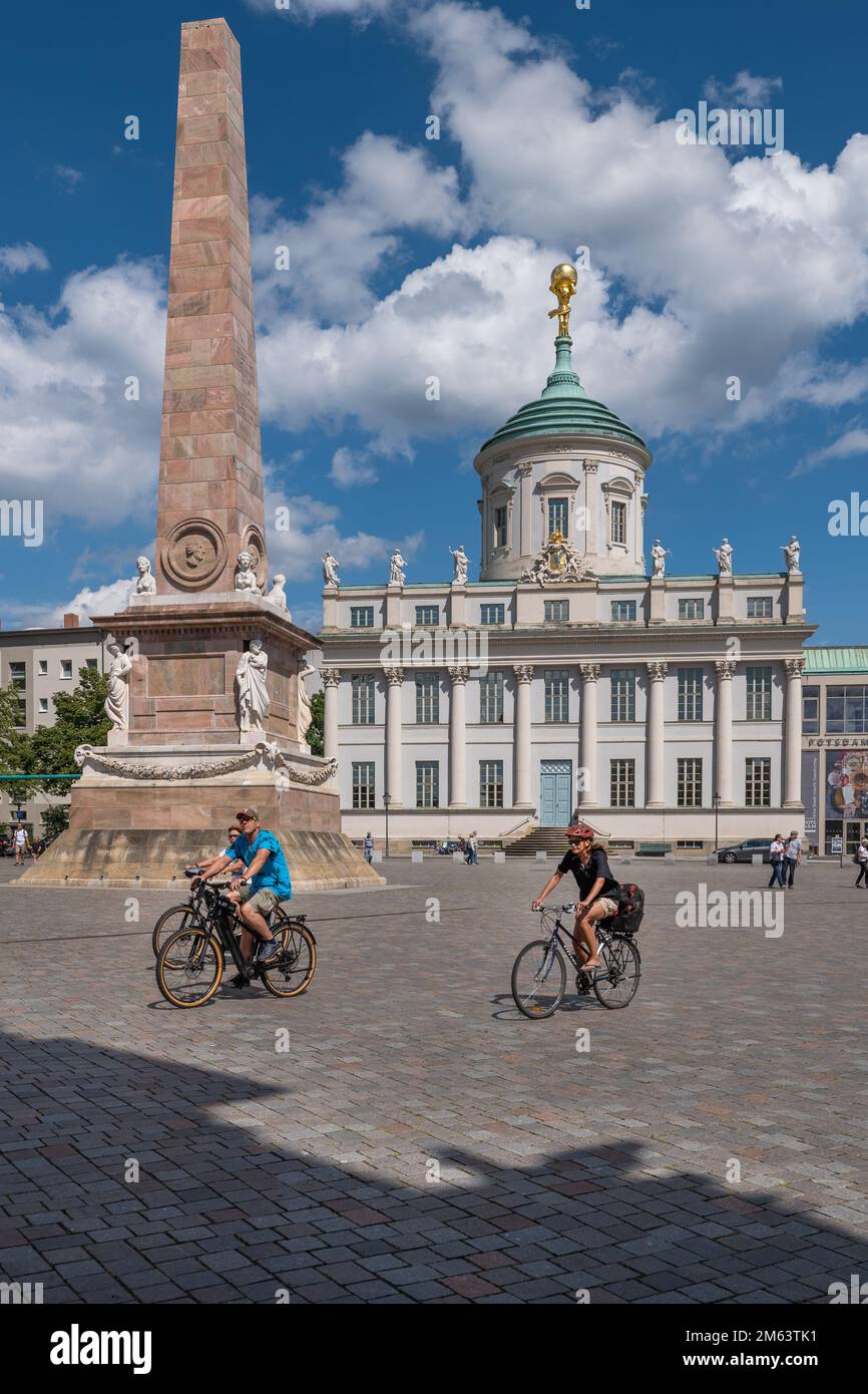 Potsdam, Germania - 6 agosto 2021: Museo di Potsdam - edificio del Vecchio Municipio (Altes Rathaus) e Obelisco di marmo nella piazza Alter Markt nel centro storico Foto Stock