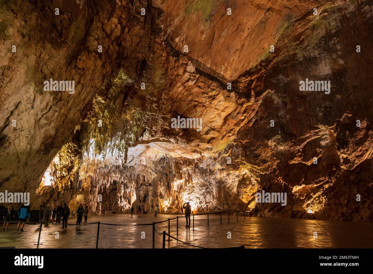 Postojna, Slovenia - 15 luglio 2022: La Grotta di Postojna (in sloveno: Postojnska jama) splendidi interni, grande camera vicino all'uscita, forma rocciosa sotterranea Foto Stock