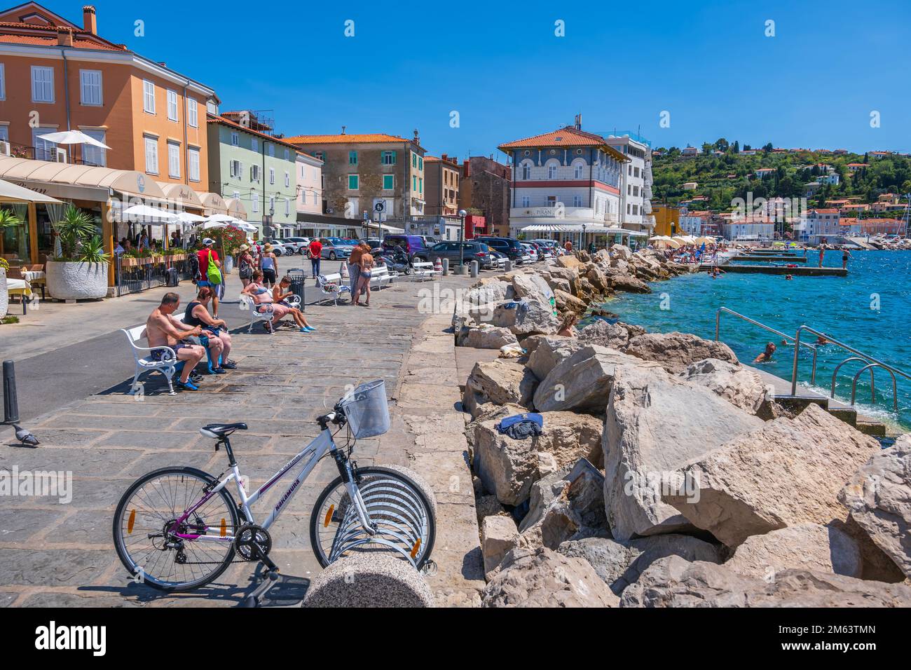 Piran, Slovenia - 20 luglio 2022: Le persone si rilassano sul lungomare nella località turistica del Mare Adriatico sulla costa sud-occidentale slovena. Foto Stock