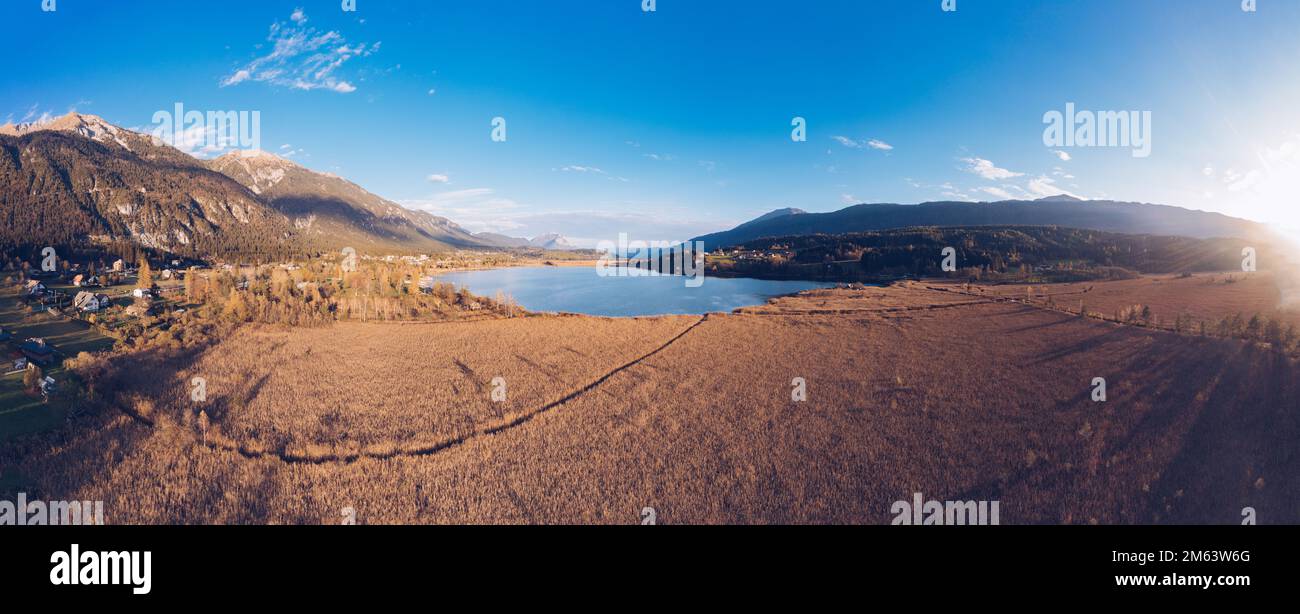 Lago di Pressegger See in Carinzia. Famosa meta turistica nel sud dell'Austria durante l'autunno. Foto Stock