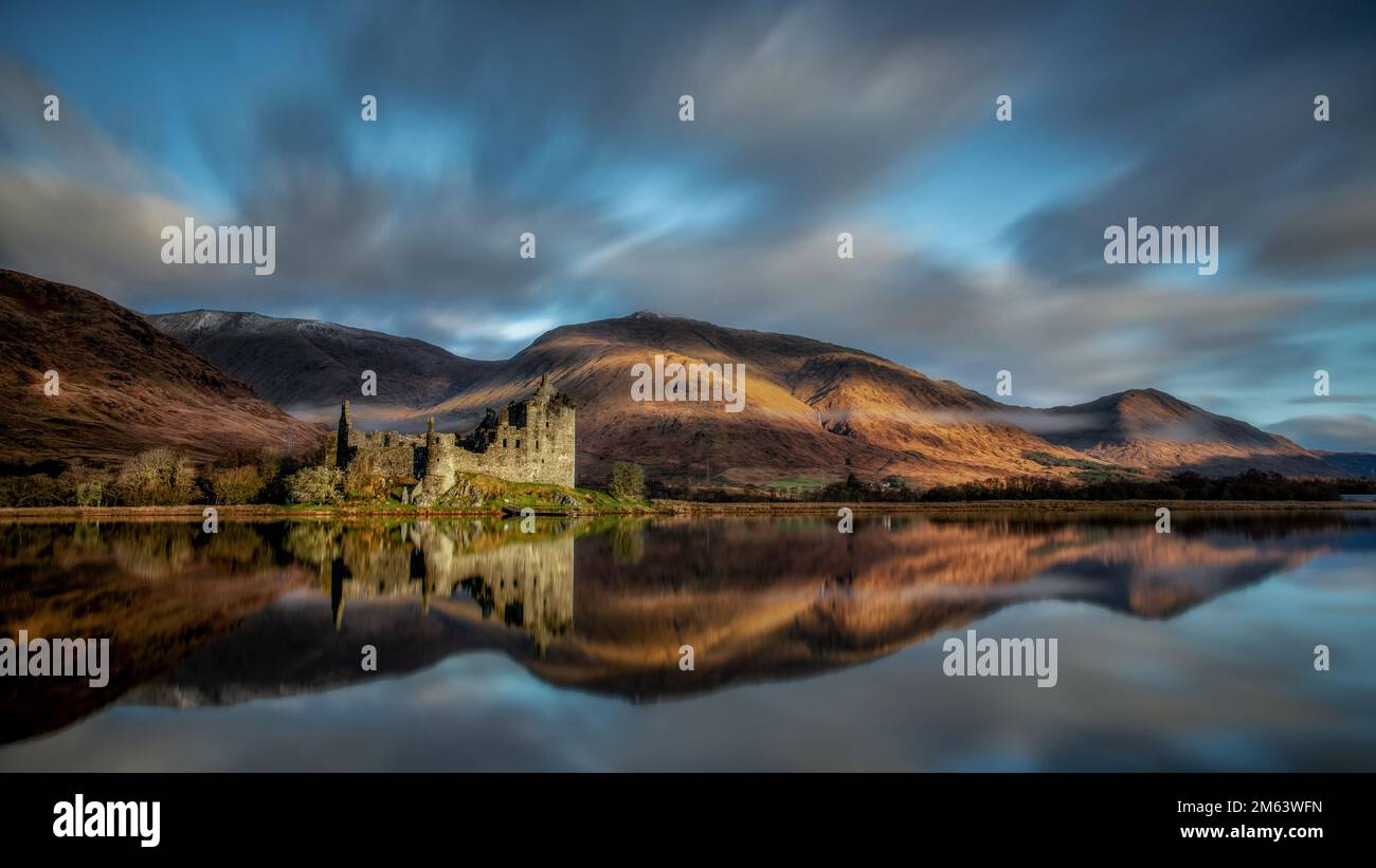 Castello di Kilchurn vicino a Oban, lo storico castello scozzese si riflette nel lago. Vicino a Glasgow e Glencoe, famose per le distillerie di whisky Foto Stock