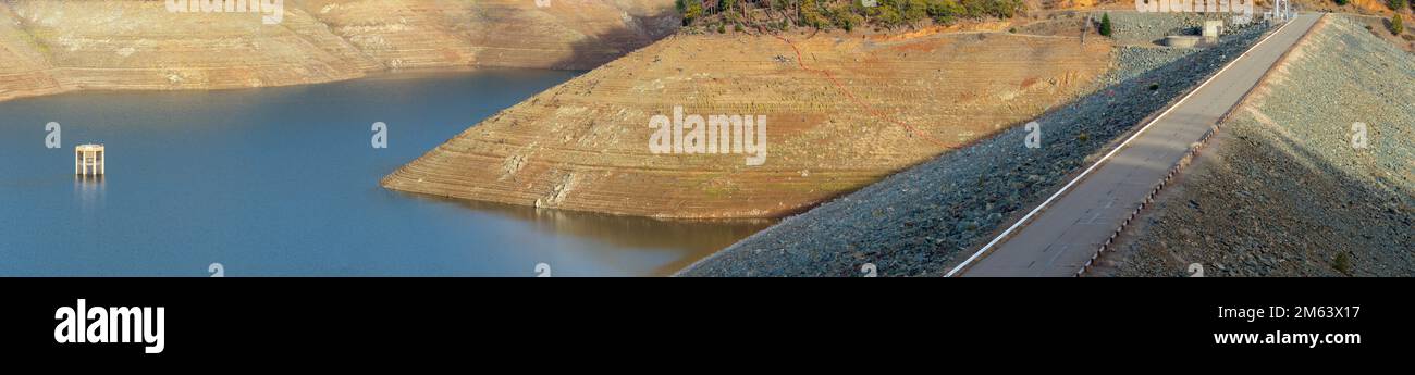 Panorama della Trinity Dam e del lago artificiale vicino a Weaverville in California, USA Foto Stock