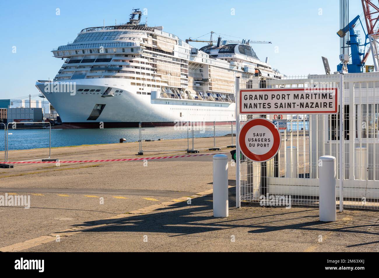 La nave da crociera MSC Euribia in costruzione nel cantiere navale Chantiers de l'Atlantique nel grande porto marittimo di Nantes Saint-Nazaire, Francia. Foto Stock