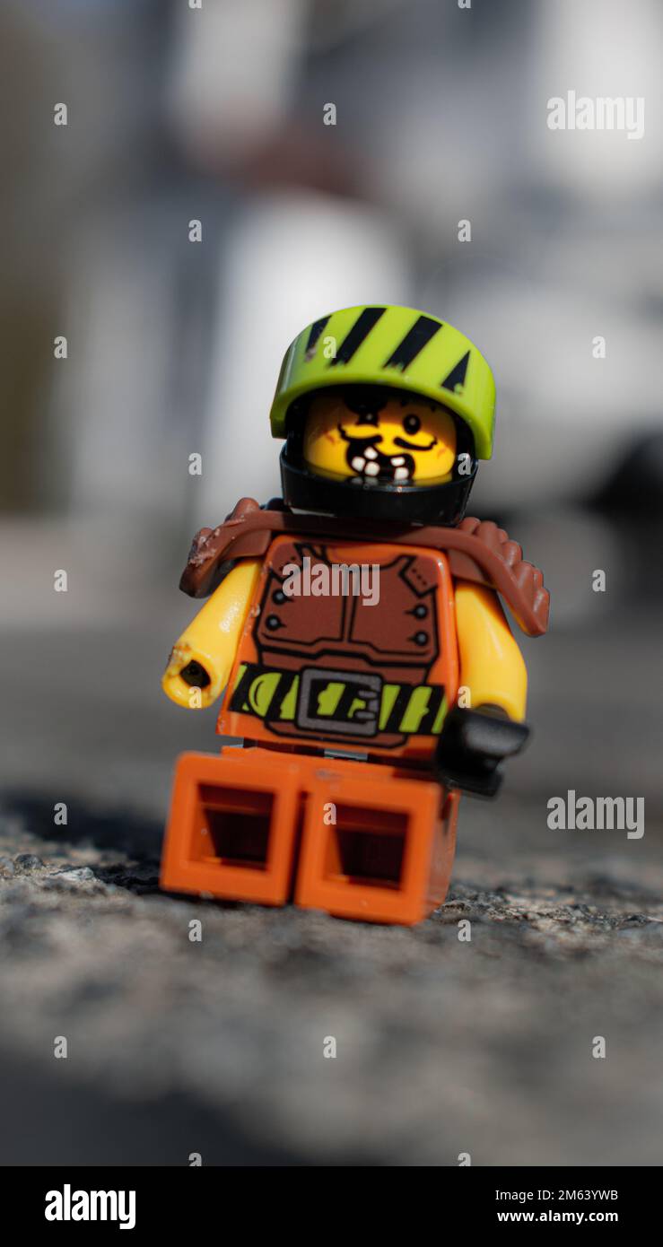 Una figura Lego coinvolta in un incidente motociclistico in primo piano Foto Stock