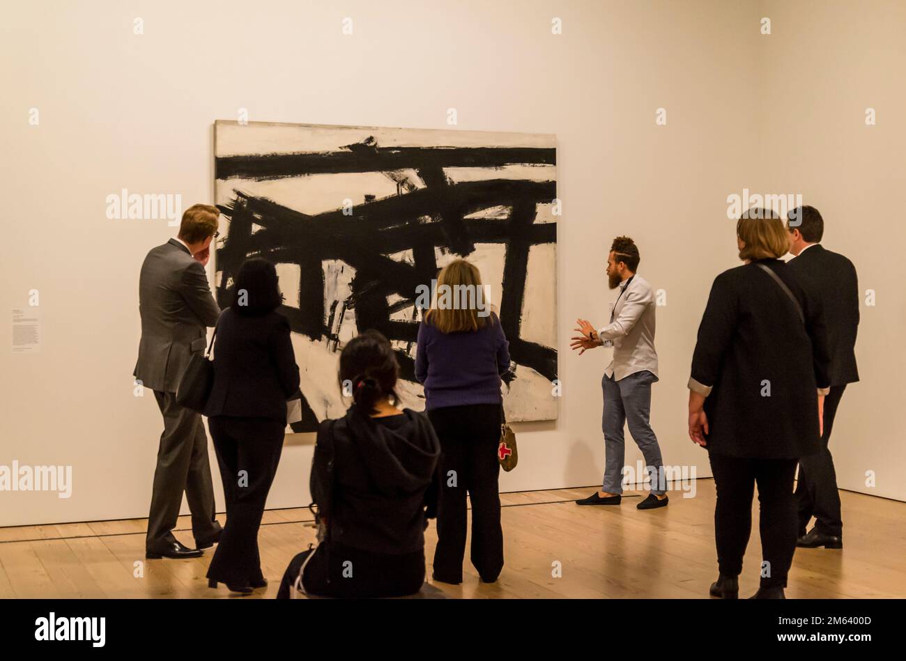 Curatore che spiega Franz Kline Painting Mahoning, 1956, Whitney Museum of American Art, concentrandosi sull'arte americana del 20th e 21st secolo, New York City Foto Stock