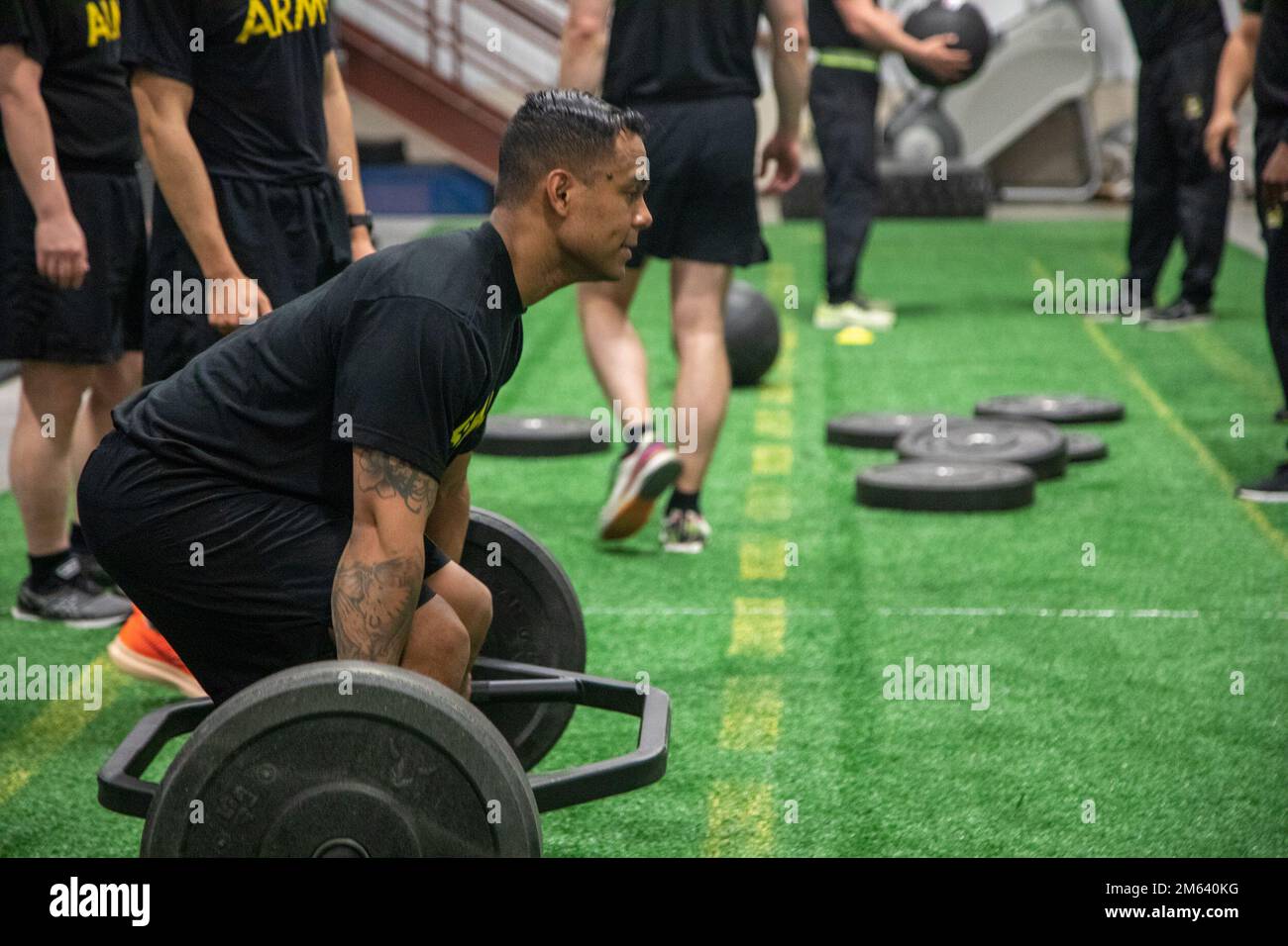 Robert Davis, assegnato a 593rd Field Feeding Company, 10th Division Sostainment Troules Battalion, 10th Mountain Division, esegue un deadlift, durante una sessione di addestramento fisico di gruppo, il 30 marzo 2022, a Fort Drum, New York. Gli Stati Uniti Il comando delle forze armate e il capo del XVIII corpo di trasporto aereo (Army Forces Command), i sergente di gestione culinaria Major, insieme ad altri dirigenti senior, hanno visitato i soldati della 10th Mountain Division. Foto Stock