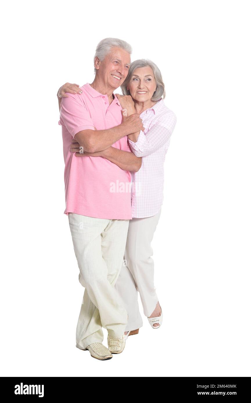 A piena lunghezza ritratto della coppia senior abbracciando isolato Foto Stock