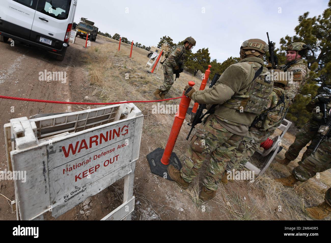 Il senior Airman Michael Lee, leader della forza di risposta del convoglio presso lo Squadron delle operazioni di sicurezza missilistica 90th, erette un'area di difesa nazionale dopo un attacco simulato del trasportatore di carichi utili a Pine Bluffs, Wyoming, 30 marzo 2022. Il 90th Security Forces Group ha condotto una formazione completa sul profilo della missione per sviluppare ulteriormente le capacità di risposta alle situazioni di emergenza durante un movimento PT. Foto Stock
