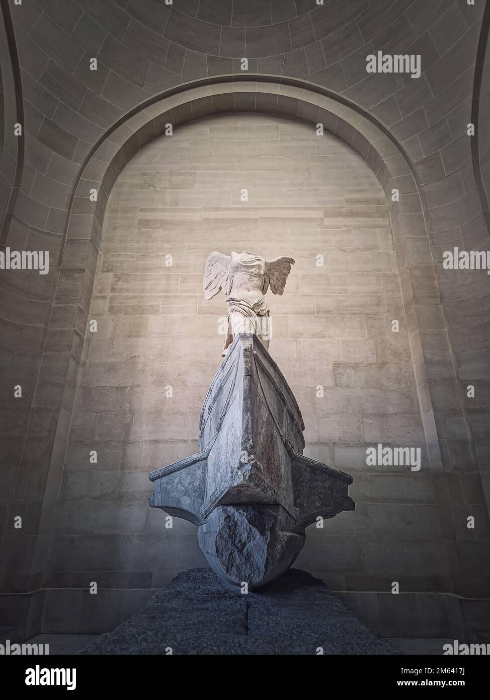 Vittoria alata della statua di Samotracia nella sala del museo del Louvre, Parigi, Francia Foto Stock