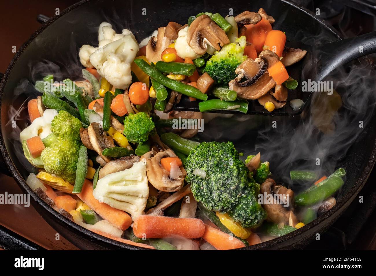 Padella con mix di verdure surgelate per friggere Foto Stock