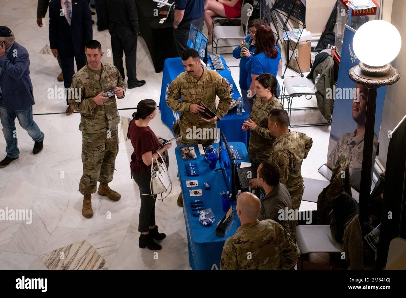 I recruiters della 137th Special Operations Wing parlano con i partecipanti di AERO Oklahoma presso l'edificio del Campidoglio di Oklahoma City, 30 marzo 2022. Lo scopo della giornata era di riconoscere l’aviazione dello Stato, il settore aerospaziale, E l'industria della difesa come motore economico vitale per lo stato e ha offerto ai funzionari dell'industria un'opportunità unica di riunirsi e incontrare i legislatori statali e altri funzionari eletti per mostrare loro in prima persona come l'industria continua a consolidare l'Oklahoma come leader mondiale nel settore dell'aviazione, dell'aerospaziale, e aerospaziale e difesa. (Foto della Guardia Nazionale dell'Oklahoma Air Foto Stock
