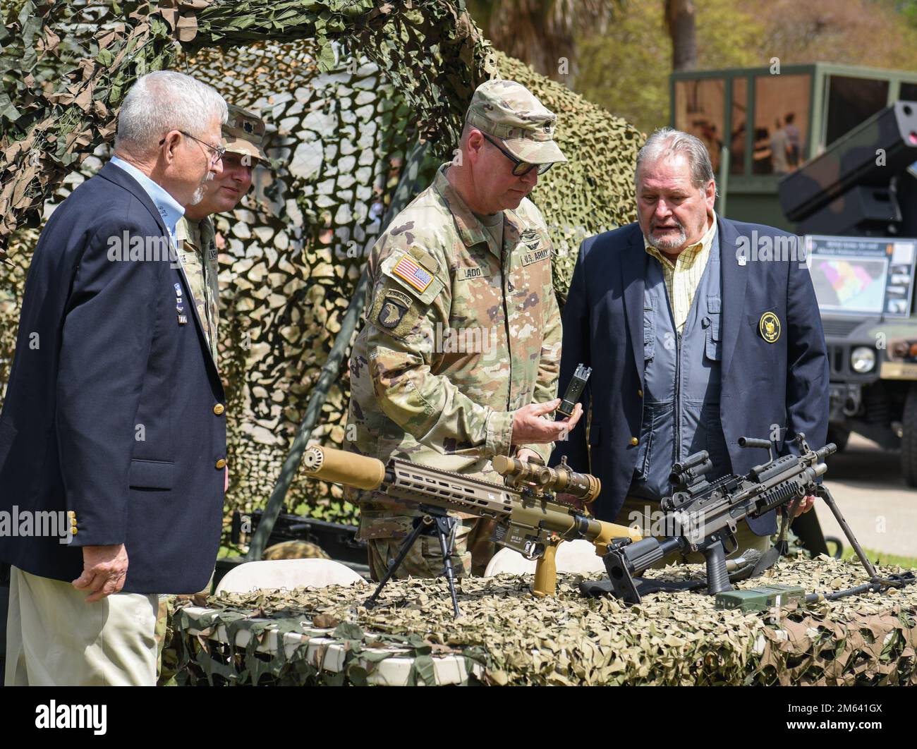 STATI UNITI Soldati della Guardia Nazionale e Airmen, e dipendenti statali e federali con il Dipartimento militare del South Carolina partecipano alla Giornata del Dipartimento militare del South Carolina presso la state House in Columbia, South Carolina, 30 marzo 2022, fornendo mostre di veicoli militari, dimostrazioni di attrezzature, e cabine di informazione per portare il riconoscimento e educare i legislatori e il pubblico in generale sulle capacità e il personale che compongono l'organizzazione. Il Dipartimento militare della Carolina del Sud è un'organizzazione comunitaria con un duplice ruolo di missione federale a sostegno della sfida nazionale Foto Stock