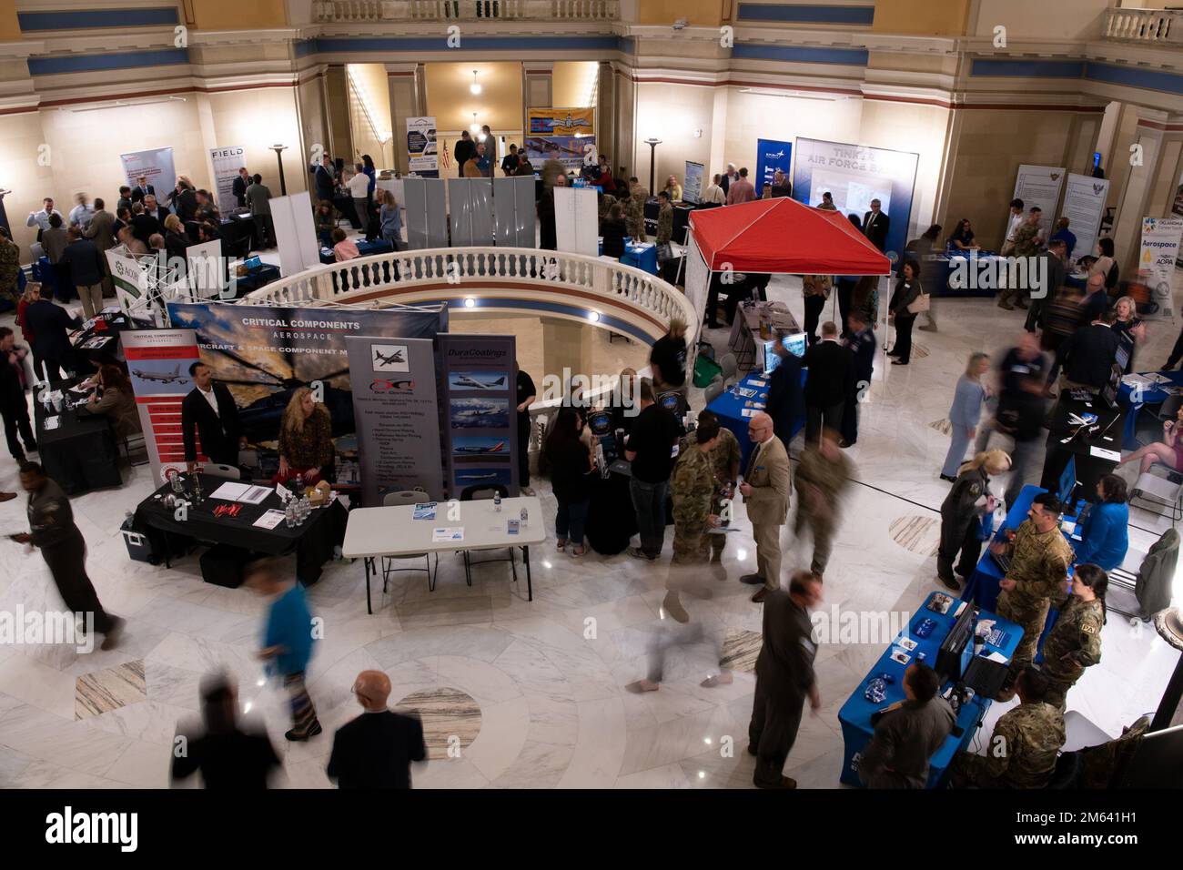 Diverse delle principali entità aerospaziali dell’Oklahoma partecipano alla Giornata dell’Aviazione e dell’Aerospaziale presso l’edificio del Campidoglio di Oklahoma City, il 30 marzo 2022. Lo scopo della giornata era di riconoscere l’aviazione dello Stato, il settore aerospaziale, E l'industria della difesa come motore economico vitale per lo stato e ha offerto ai funzionari dell'industria un'opportunità unica di riunirsi e incontrare i legislatori statali e altri funzionari eletti per mostrare loro in prima persona come l'industria continua a consolidare l'Oklahoma come leader mondiale nel settore dell'aviazione, dell'aerospaziale, e aerospaziale e difesa. (Oklahoma Air National Gua Foto Stock