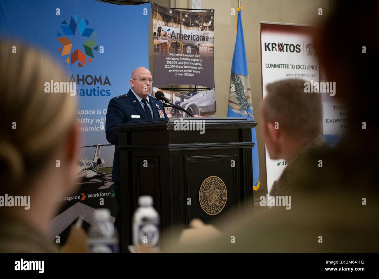 Il generale Jeffrey King, Oklahoma City Air Logistics Complex Commander, parla con i partecipanti DI AERO Oklahoma presso l'edificio del Campidoglio di Oklahoma City, 30 marzo 2022. Lo scopo della giornata era di riconoscere l’aviazione dello Stato, il settore aerospaziale, E l'industria della difesa come motore economico vitale per lo stato e ha offerto ai funzionari dell'industria un'opportunità unica di riunirsi e incontrare i legislatori statali e altri funzionari eletti per mostrare loro in prima persona come l'industria continua a consolidare l'Oklahoma come leader mondiale nel settore dell'aviazione, dell'aerospaziale, e aerospaziale e difesa. (Aeroporto di Oklahoma Foto Stock