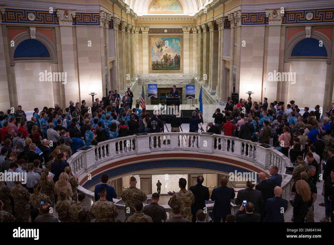 Il governatore Kevin Stitt parla durante L'AERO Oklahoma all'edificio del Campidoglio di Oklahoma City, 30 marzo 2022. Lo scopo della giornata era di riconoscere l’aviazione dello Stato, il settore aerospaziale, E l'industria della difesa come motore economico vitale per lo stato e ha offerto ai funzionari dell'industria un'opportunità unica di riunirsi e incontrare i legislatori statali e altri funzionari eletti per mostrare loro in prima persona come l'industria continua a consolidare l'Oklahoma come leader mondiale nel settore dell'aviazione, dell'aerospaziale, e aerospaziale e difesa. (Oklahoma Air National Guard foto di Tech. SGT. Rebecca Imwalle) Foto Stock
