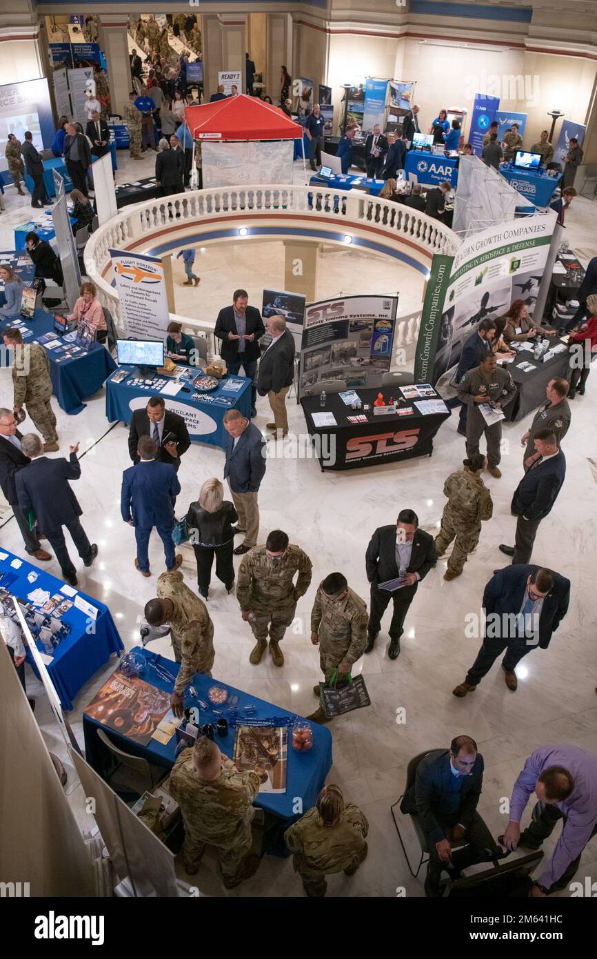 Tecnico. Brandon Thurman, reclutatore di 138th Fighter Wing, parla con i partecipanti DI AERO Oklahoma presso l'edificio del Campidoglio di Oklahoma City, 30 marzo 2022. Lo scopo della giornata era di riconoscere l’aviazione dello Stato, il settore aerospaziale, E l'industria della difesa come motore economico vitale per lo stato e ha offerto ai funzionari dell'industria un'opportunità unica di riunirsi e incontrare i legislatori statali e altri funzionari eletti per mostrare loro in prima persona come l'industria continua a consolidare l'Oklahoma come leader mondiale nel settore dell'aviazione, dell'aerospaziale, e aerospaziale e difesa. (Oklahoma Air National Gua Foto Stock