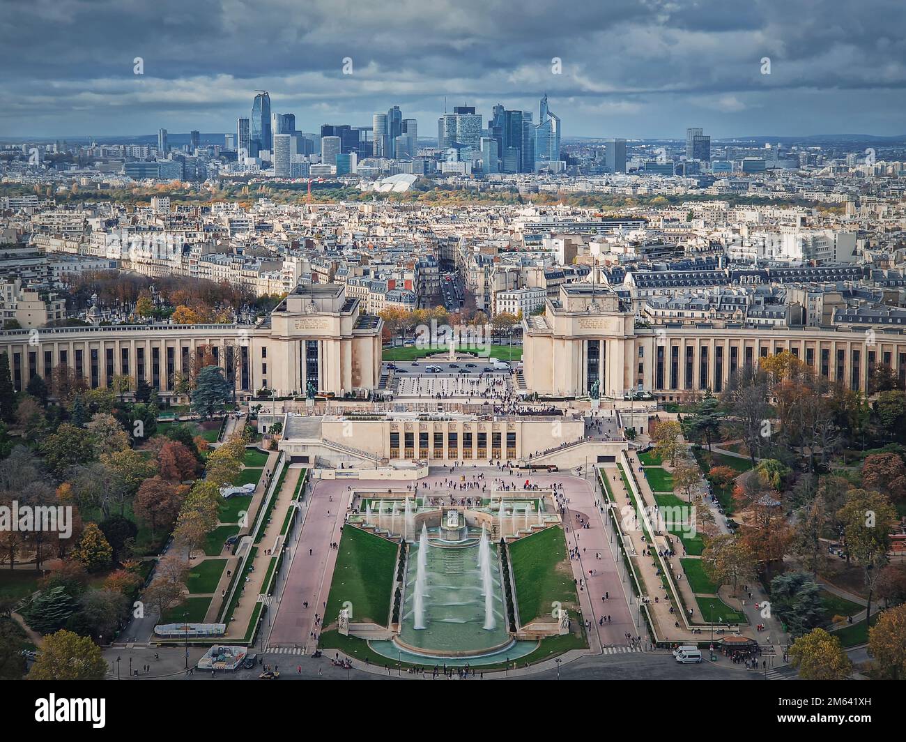 Vista aerea panoramica dell'area del Trocadero e del quartiere metropolitano la Defense visto all'orizzonte a Parigi, Francia. Splendido colore autunnale Foto Stock