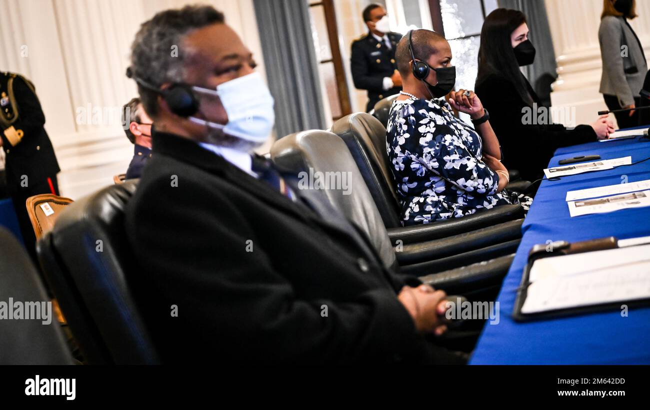 La leadership e l'ospite del Consiglio di Difesa Inter-American celebrano il 80th° anniversario del Consiglio presso l'edificio dell'Organizzazione degli Stati Americani, Washington, D.C., 30 marzo 2022. Durante la celebrazione si è tenuta una riunione ordinaria del Consiglio dei delegati nella Sala delle Americhe dell'Organizzazione degli Stati americani. Alla riunione hanno partecipato autorità dell'OAS, ambasciatori degli Stati membri, rappresentanti permanenti, segretari della difesa e comandanti delle forze armate dell'emisfero, delegati all'IADB e dei paesi osservatori e all'InterAmerican Defense College Foto Stock