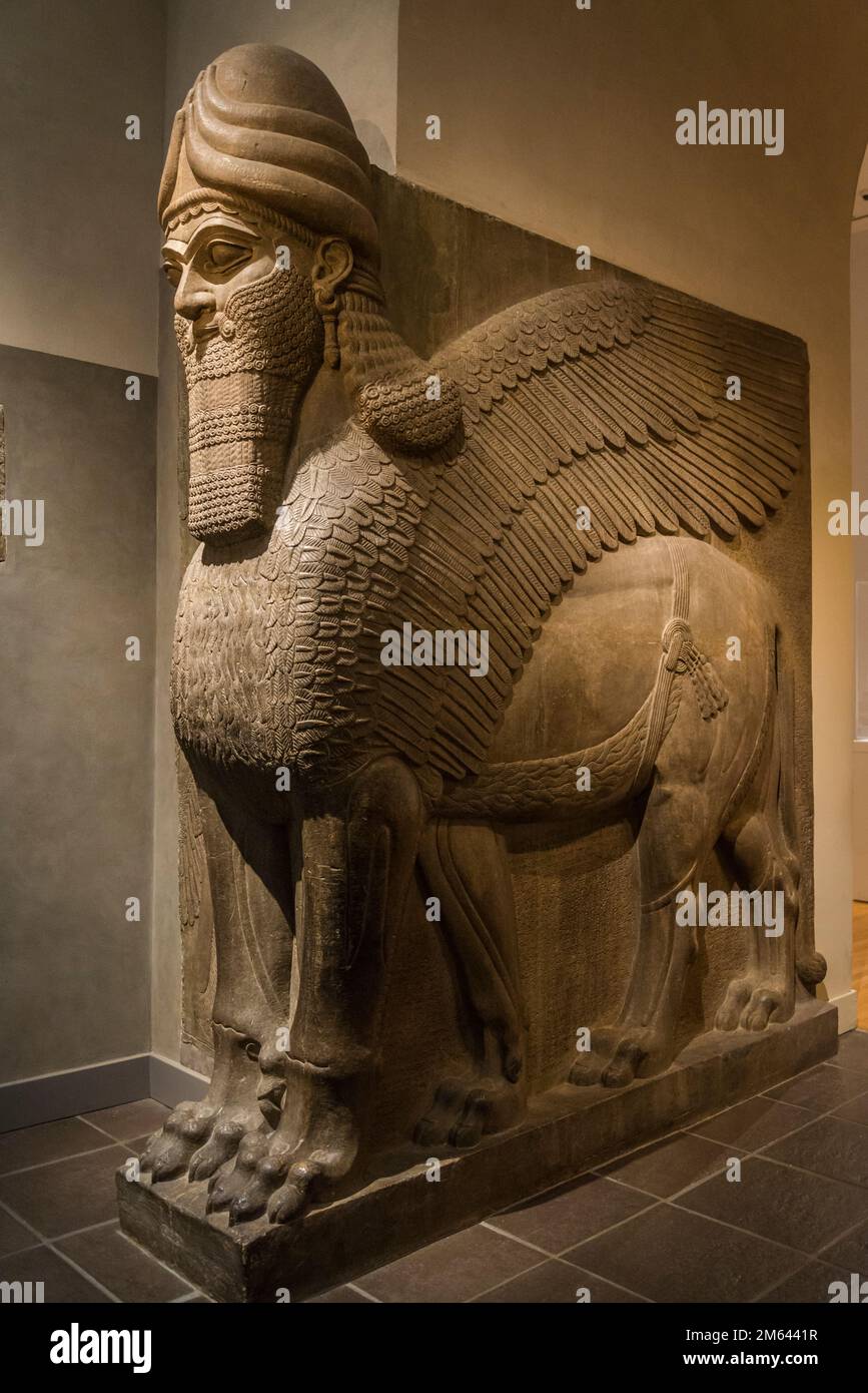 Toro alato (o Leone) con testa umana che serviva da porta d'ingresso al palazzo, sculture del palazzo assiro, Metropolitan Museum of Art, New York City, USA Foto Stock