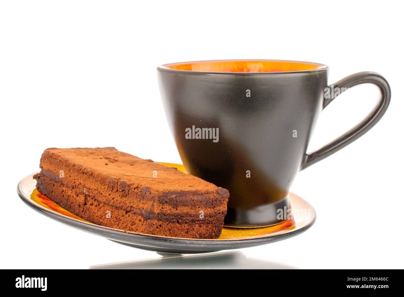 Un pezzo di torta al tartufo su un piattino di ceramica con una tazza nera,  macro, isolata su fondo bianco Foto stock - Alamy