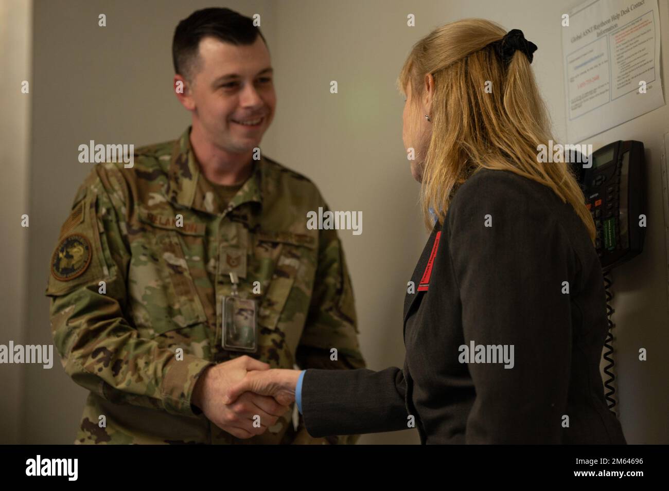 Elizabeth Durham-Ruiz, United States Strategic Command Director of Command, Control, Communications and computer Systems, Coins Tech Sgt. Clint Melancon, 307th Bomb Wing ufficiale non commissionato responsabile dei sistemi di comando, controllo e comunicazione nucleare, presso la base dell'aeronautica militare di Barksdale, Louisiana, 30 marzo 2022. Melancon è stato riconosciuto per la sua vasta conoscenza e il suo aiuto per gli aggiornamenti di Barksdale impresa nucleare. Foto Stock