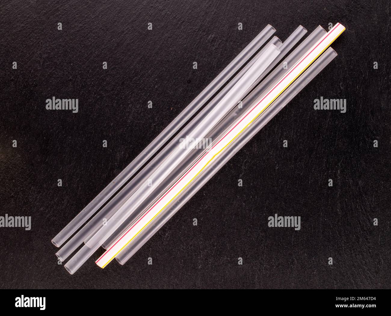 Diversi cocktail tubes di plastica su pietra ardesia, macro, vista dall'alto. Foto Stock