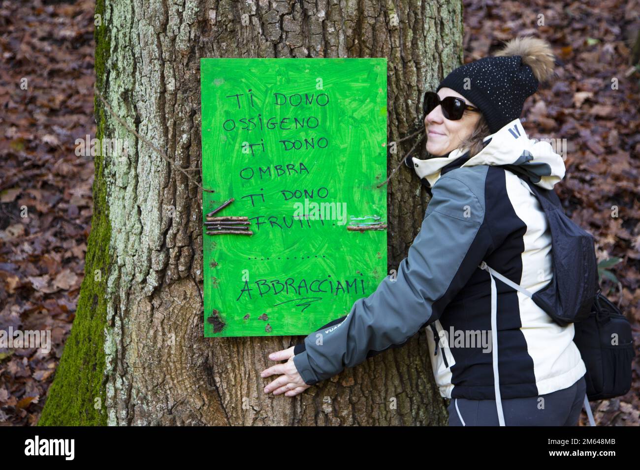 Donna struttura avvolgente Foto Stock