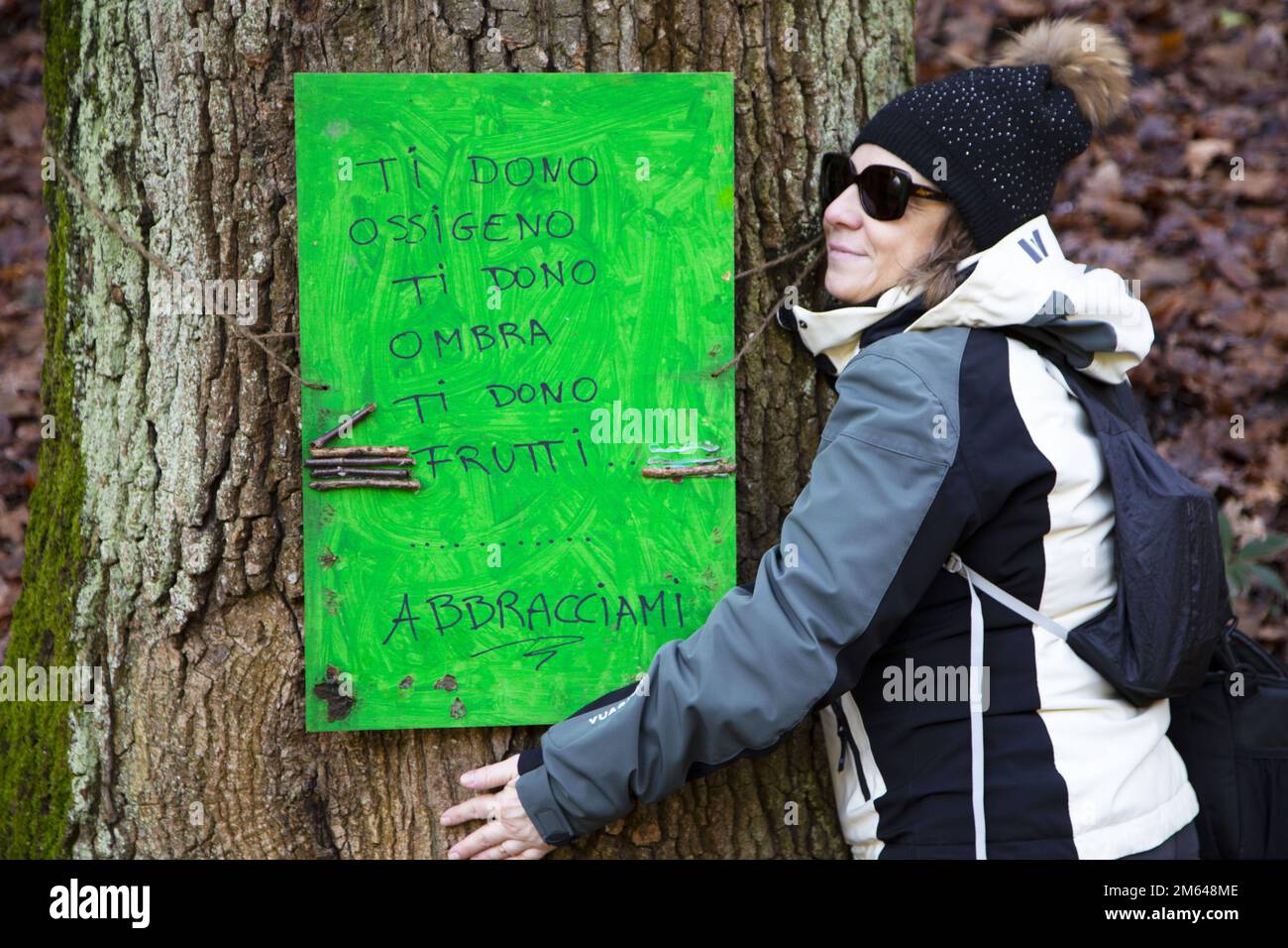 Donna struttura avvolgente Foto Stock