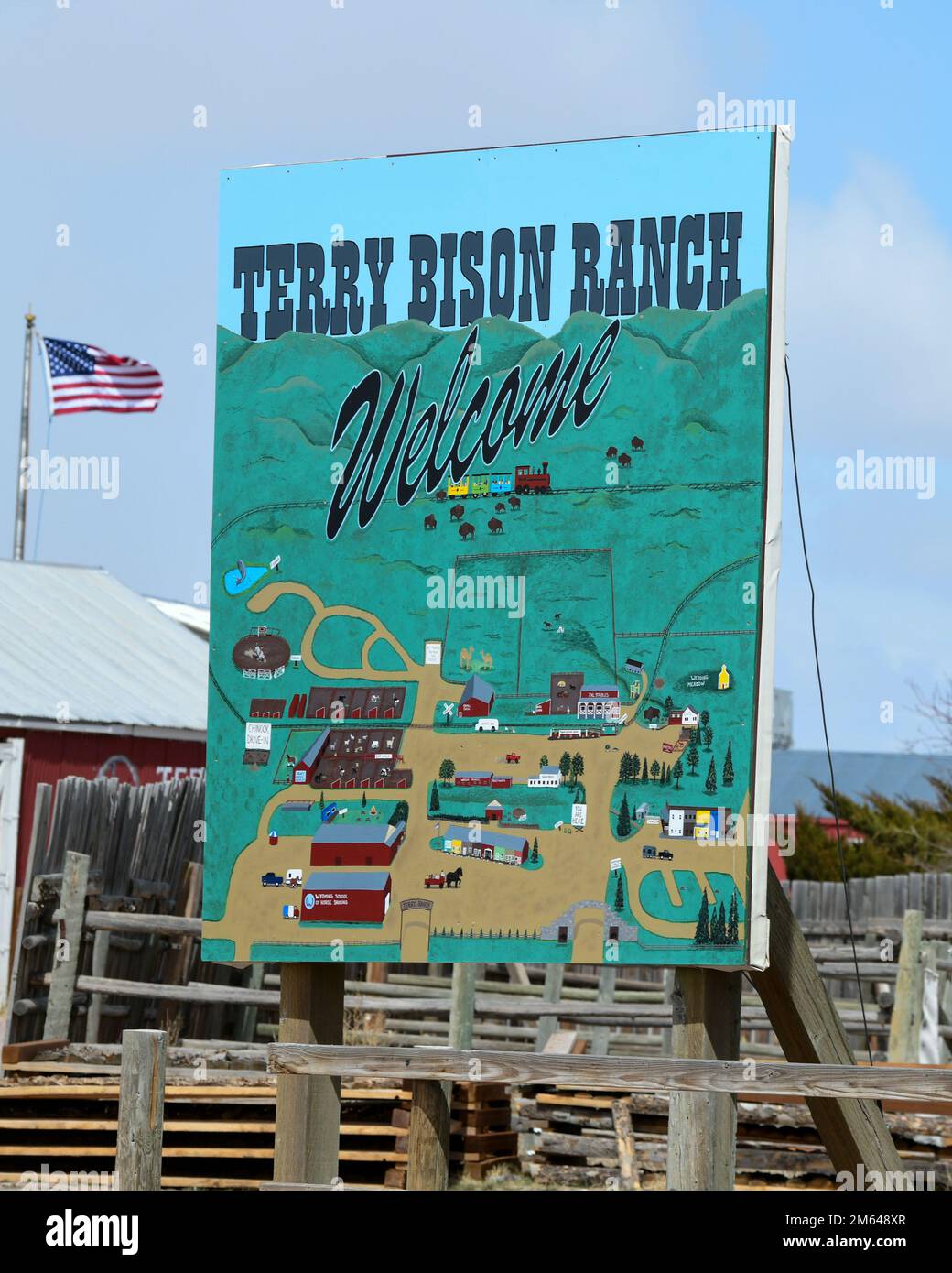 Il cartello di benvenuto Terry Bison Ranch mostra una mappa del ranch. La mappa delinea tutte le attività del ranch, come i tour in treno, le aree di osservazione degli animali e la postazione di negoziazione. Foto Stock