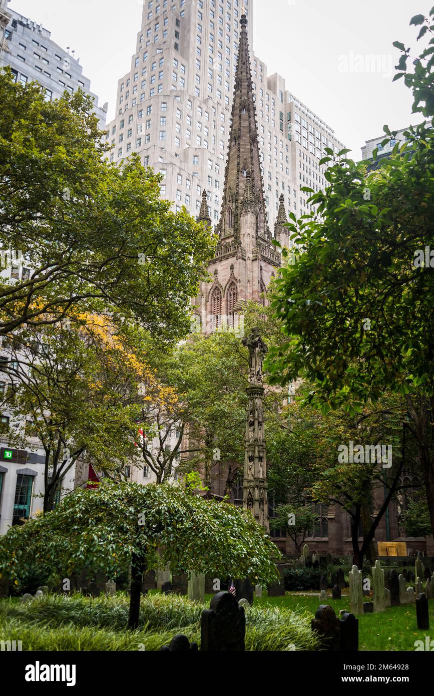 Trinity Church, storica chiesa episcopale e cimitero dove sono sepolti Alexander Hamilton e altri primi americani, Financial District of Lower Manhatta Foto Stock