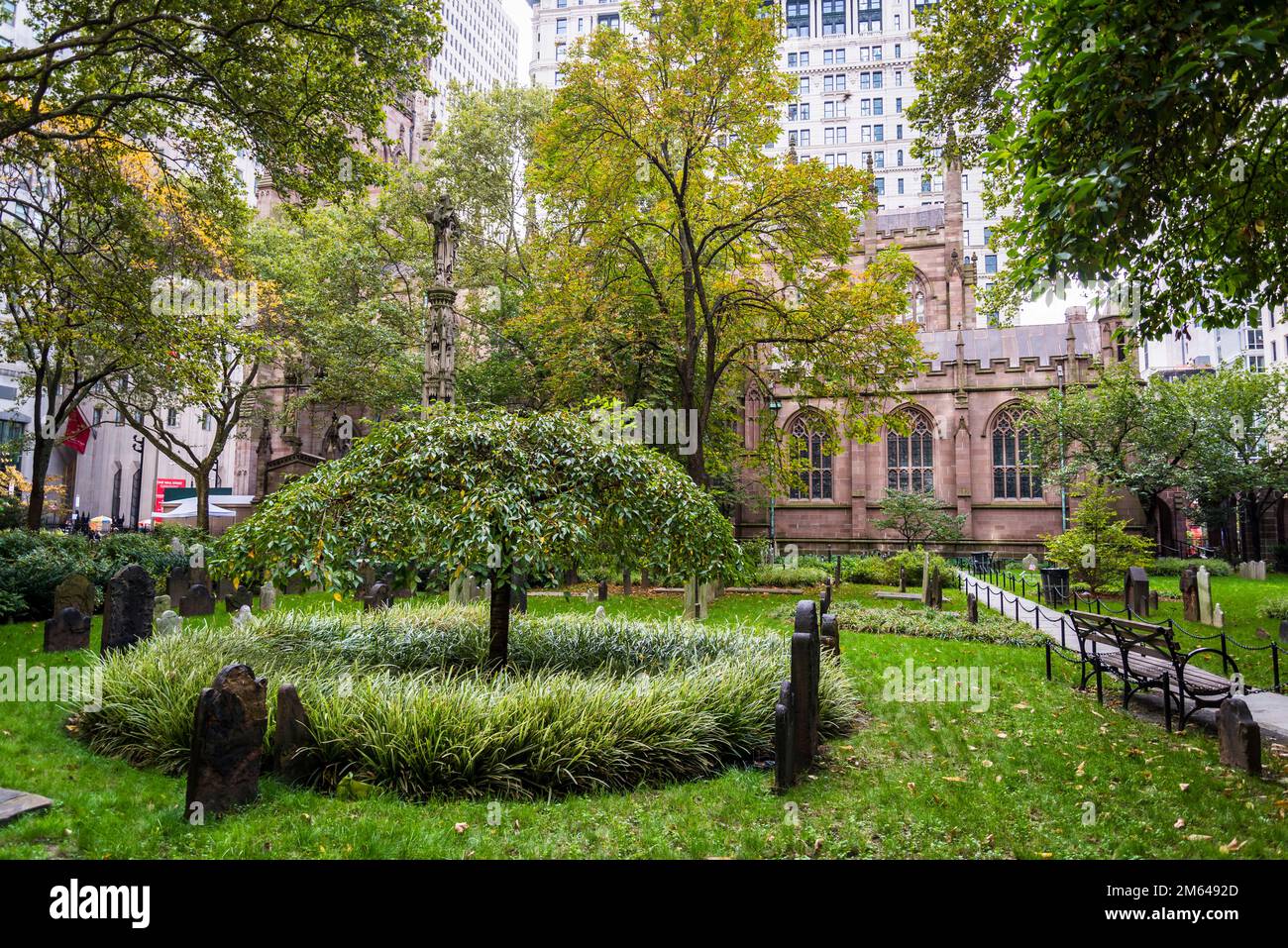 Trinity Church, storica chiesa episcopale e cimitero dove sono sepolti Alexander Hamilton e altri primi americani, Financial District of Lower Manhatta Foto Stock