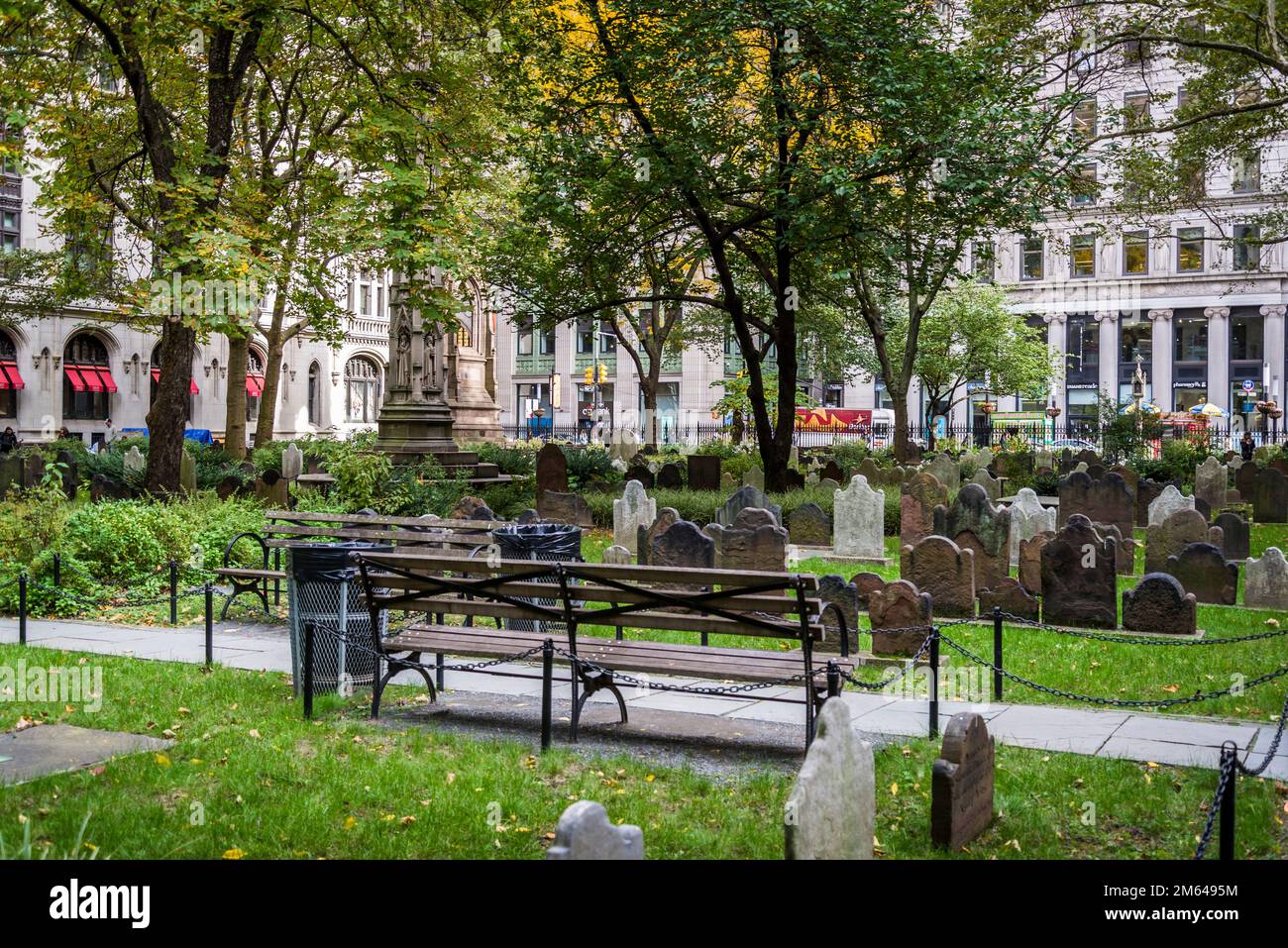 Trinity Church, storica chiesa episcopale e cimitero dove sono sepolti Alexander Hamilton e altri primi americani, Financial District of Lower Manhatta Foto Stock