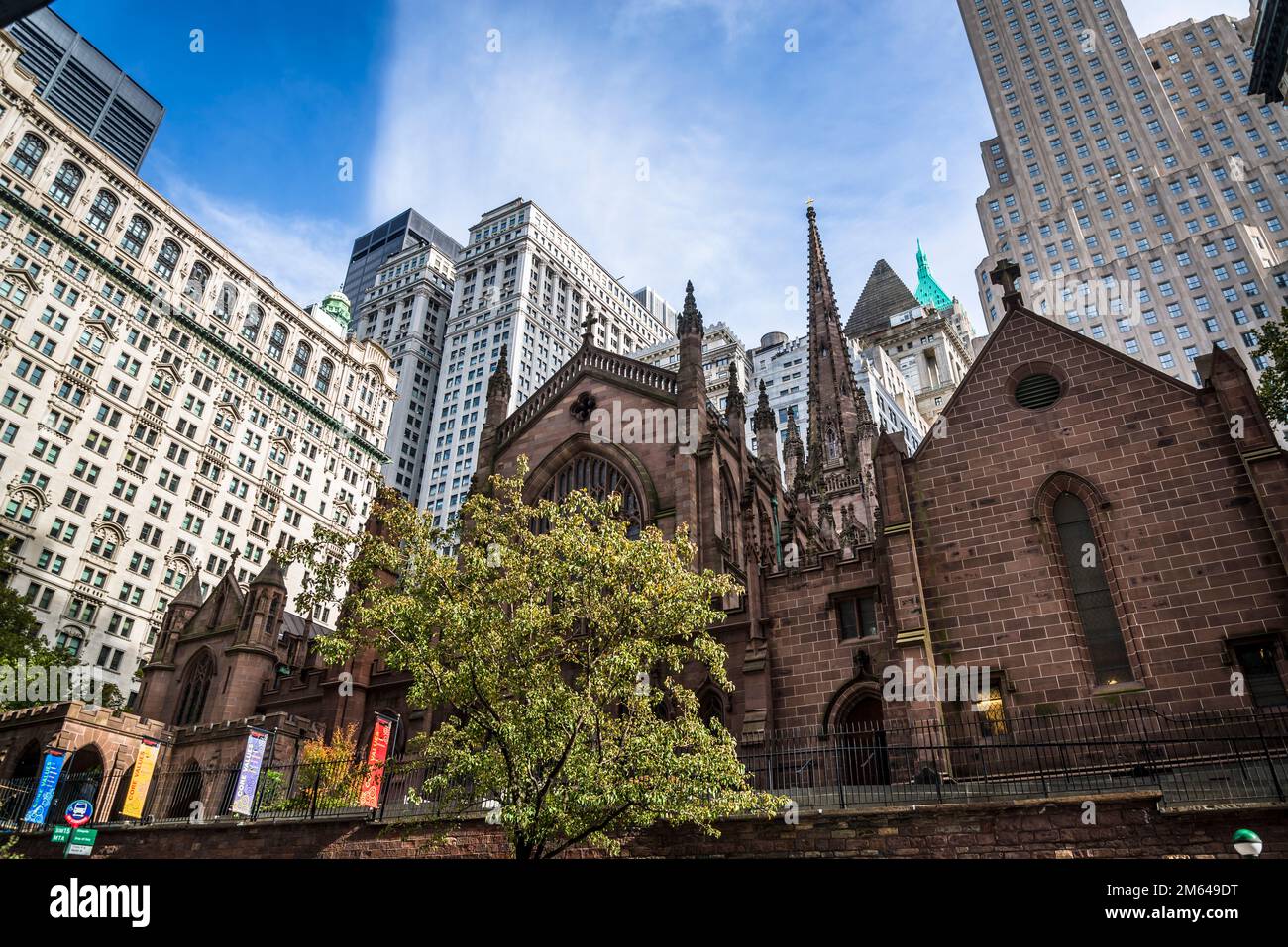 Trinity Church, storica chiesa episcopale e cimitero dove sono sepolti Alexander Hamilton e altri primi americani, Financial District of Lower Manhatta Foto Stock