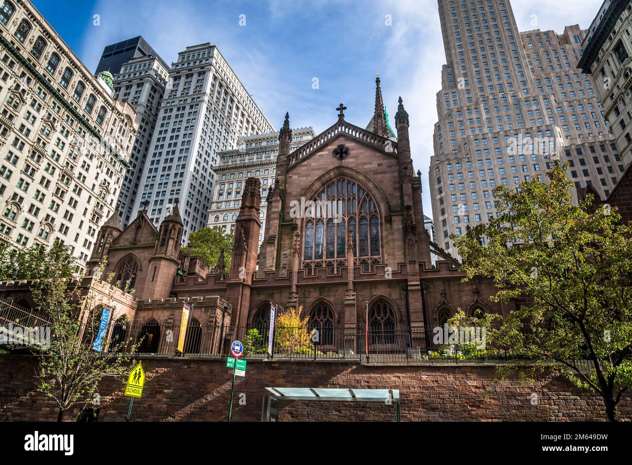 Trinity Church, storica chiesa episcopale e cimitero dove sono sepolti Alexander Hamilton e altri primi americani, Financial District of Lower Manhatta Foto Stock