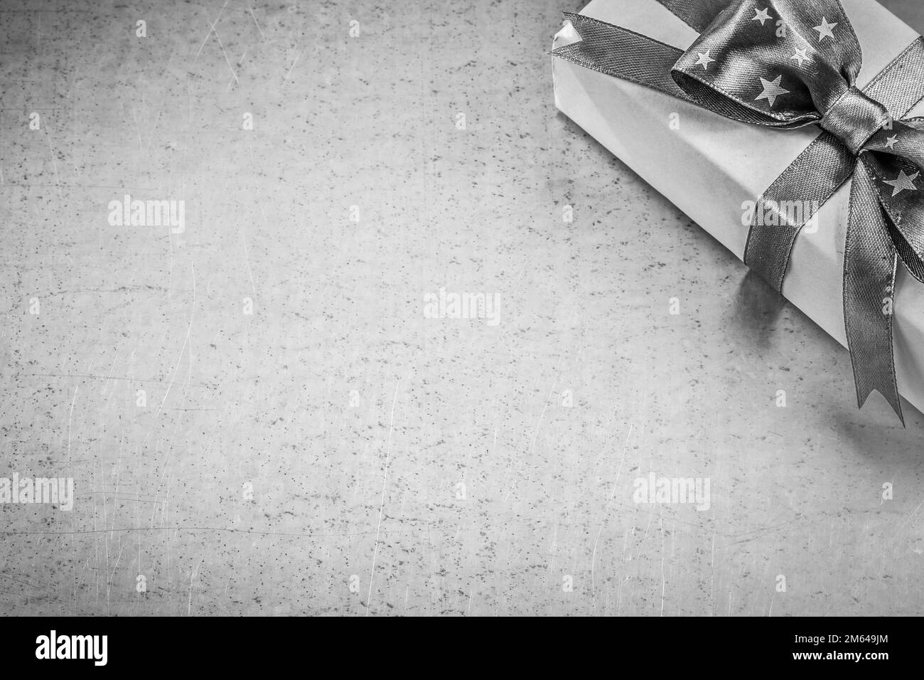 Contenitore confezionato su sfondo metallico concetto di celebrazioni copyspace. Foto Stock