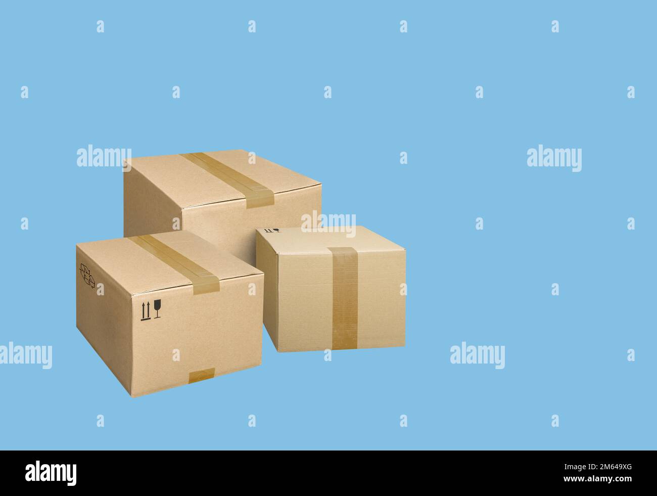 Scatole di cartone su sfondo blu Foto Stock