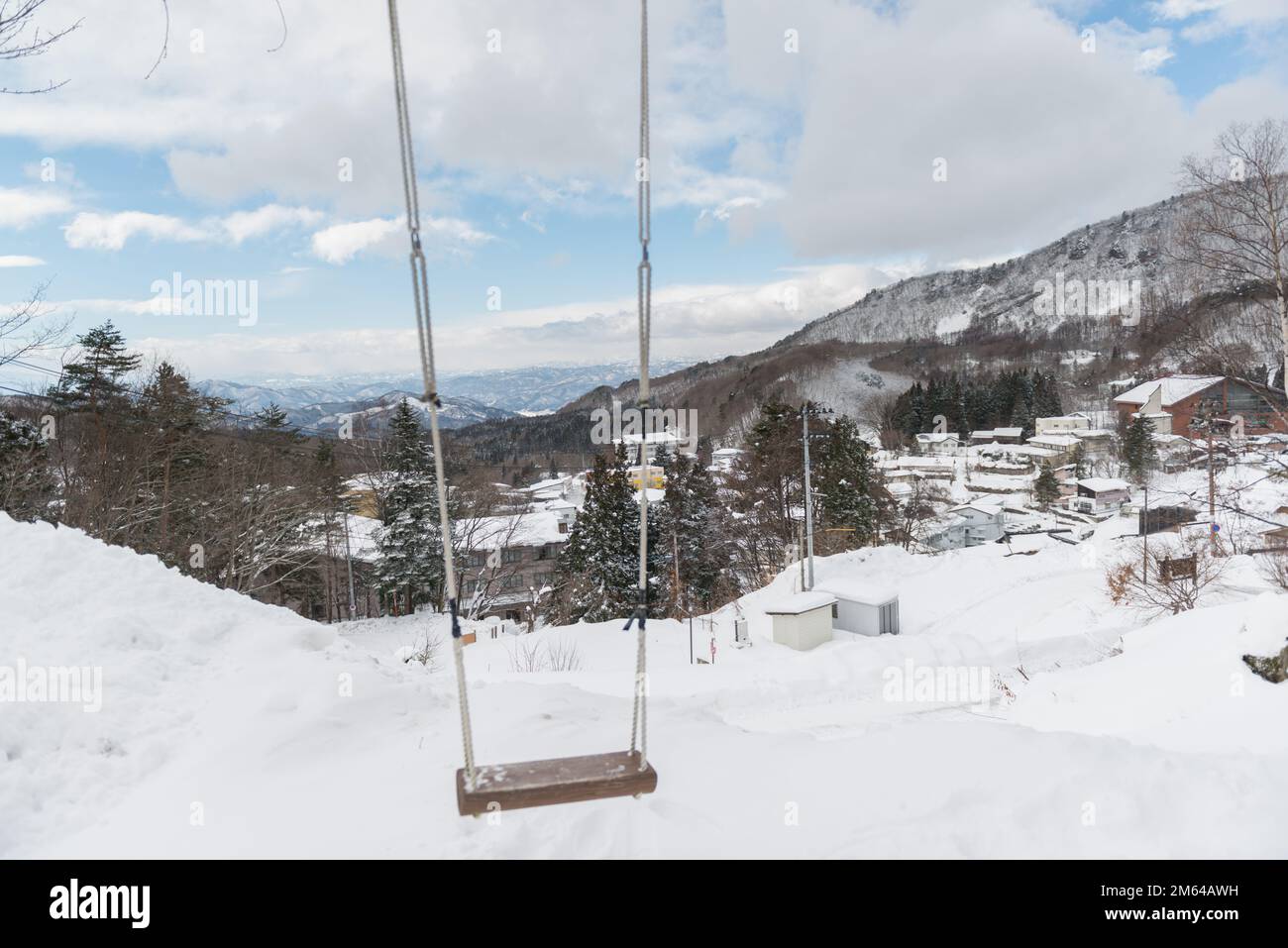 Momenti tranquilli: Un'altalena nella campagna giapponese innevata Foto Stock