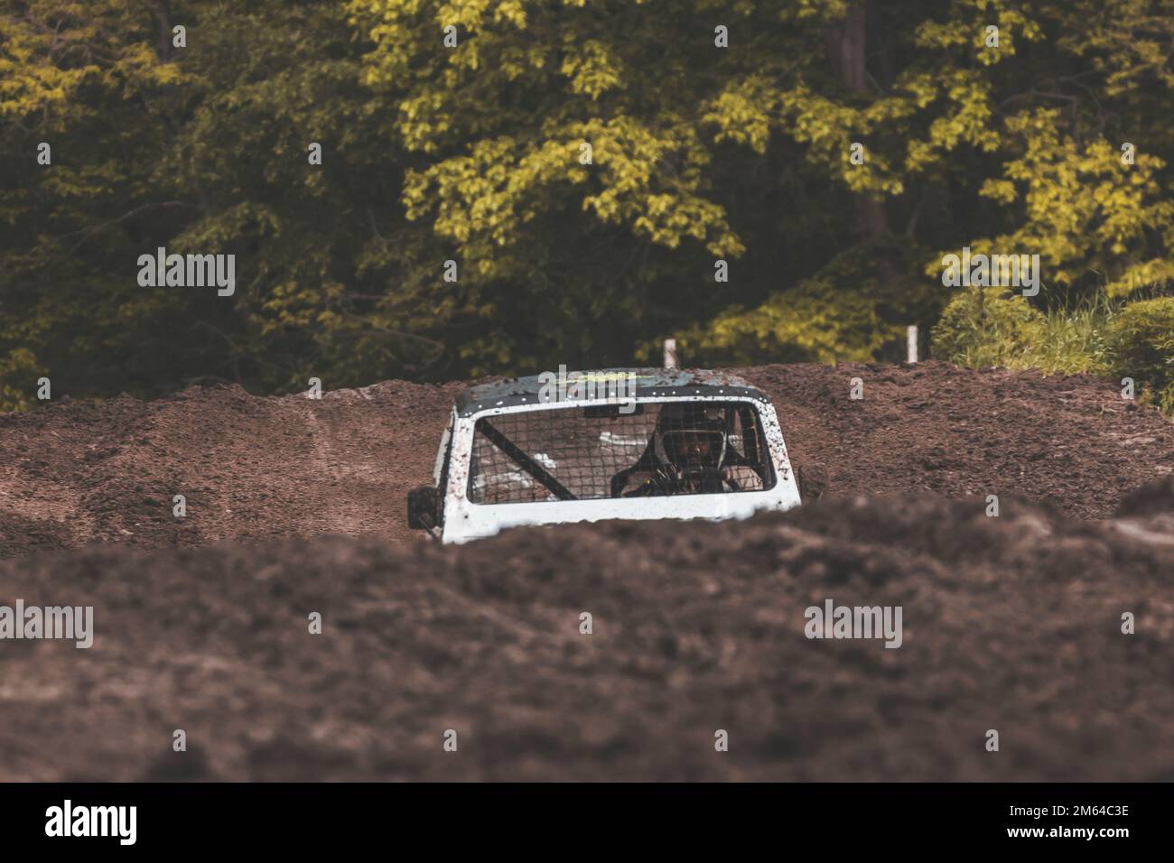 Cadrezzate, Italia, 2022.05.08: Vista ad angolo alto di un pilota che corre in una gara fuoristrada 4x4. L'auto sta salendo da una collina. Spazio di copia. Foto Stock