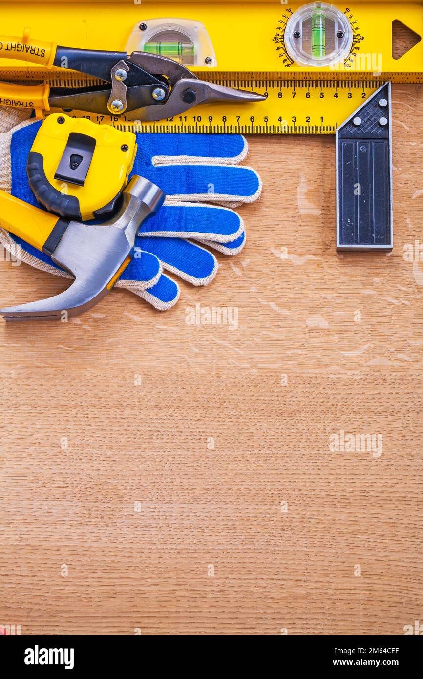 Variazione di utensili da costruzione su piano di manutenzione legno marrone Foto Stock