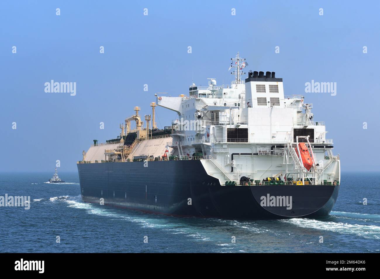 Una petroliera che trasporta gas naturale liquefatto sull'oceano. Foto Stock