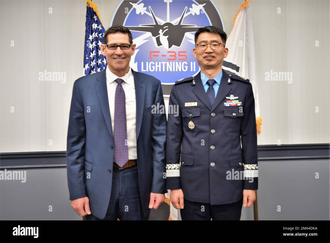 CRYSTAL CITY, VIRGINIA. (31 marzo 2022) – Robert Fookes, il direttore dell'ufficio tecnico del programma congiunto F-35 e un membro del team dirigenziale esecutivo (ELT), presenta un quadro con il generale Kim, Jong-Tae, direttore generale dell'amministrazione del programma di acquisizione della difesa, durante una chiamata in ufficio a Crystal City, Virginia, 31 marzo 2022. Brig. Il generale Kim ha espresso il suo apprezzamento e la sua gratitudine per il sostegno inestimabile di JPO nel fornire tutti e 40 i loro F35As. Inoltre, Brig. Il Gen. Kim ha anche condiviso le priorità della Corea per il programma F-35 per includere il percorso seguito Foto Stock