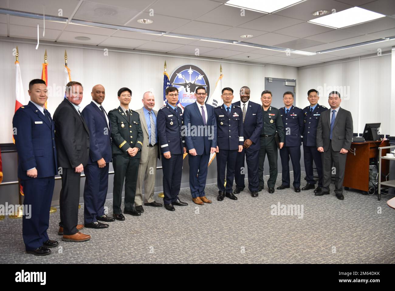 CRYSTAL CITY, VIRGINIA. (31 marzo 2022) – i membri del F-35 Lightning II Joint Program Office (JPO) Executive Leadership Team (ELT) hanno ospitato una chiamata di ufficio con il generale del brigadiere della Repubblica di Corea (ROK) Kim, Jong-Tae, direttore generale, Defense Acquisition Program Administration e diversi altri membri della delegazione del ROK a Crystal City, Virginia, Marzo 31, 2022. Durante la sessione, Brig. Il generale Kim ha espresso il suo apprezzamento e la sua gratitudine per il sostegno inestimabile di JPO nel fornire tutti e 40 i loro F35As. Inoltre, Brig. Il generale Kim ha condiviso le priorità della Corea per il programma F-35, che includeva il Foto Stock