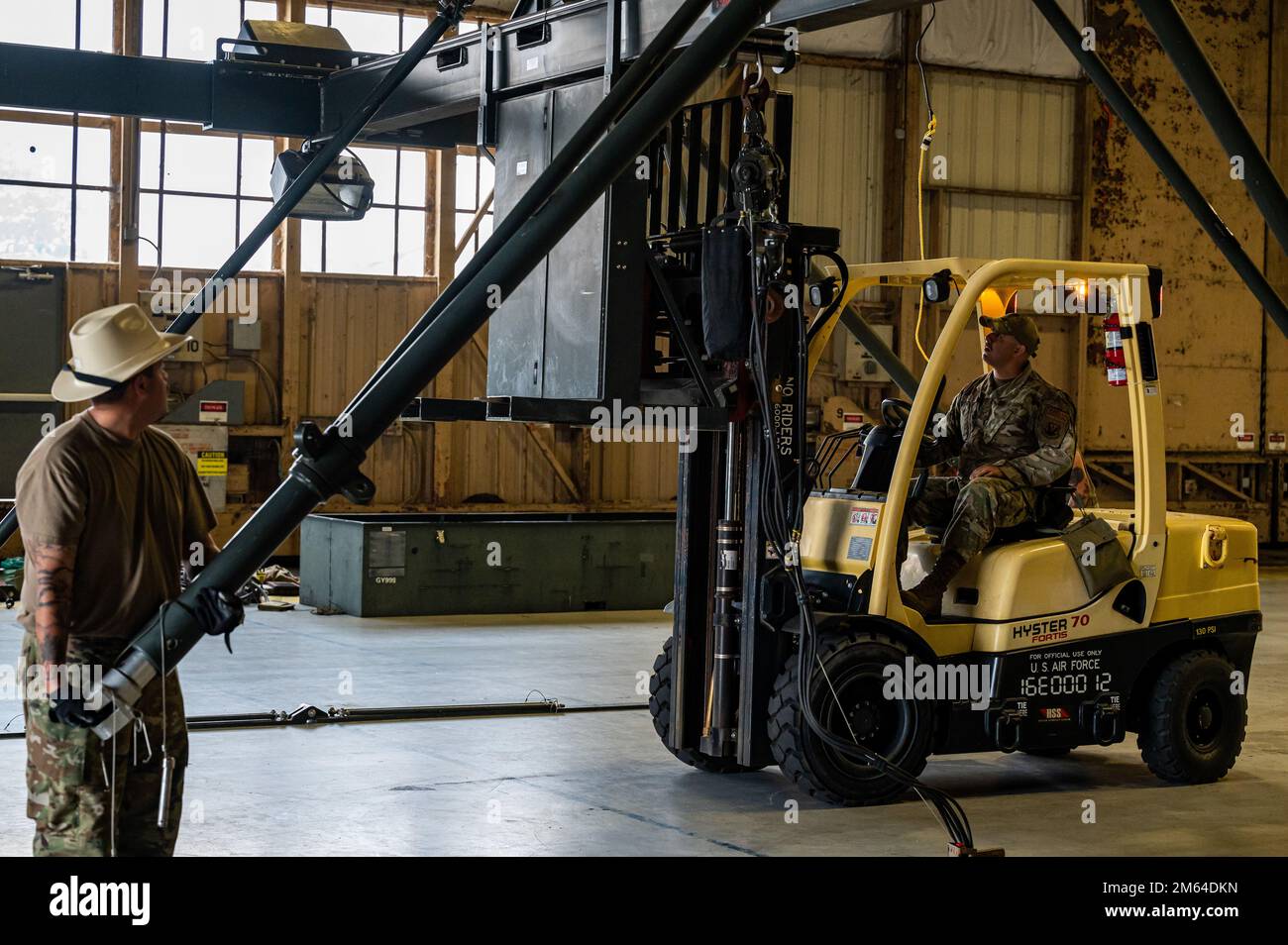 STATI UNITI Gli airmen assegnati al 20th Equipment Maintenance Squadron istituito per la Shaw Air & Space Expo presso la base dell'aeronautica militare di Shaw, South Carolina, 31 marzo 2022. Lo Shaw Air & Space Expo è stato caratterizzato da 12 atti aerei e 10 velivoli statici da esposizione, oltre ad altre attrazioni ed esposizioni che hanno attratto più di 55.000 ospiti. Foto Stock