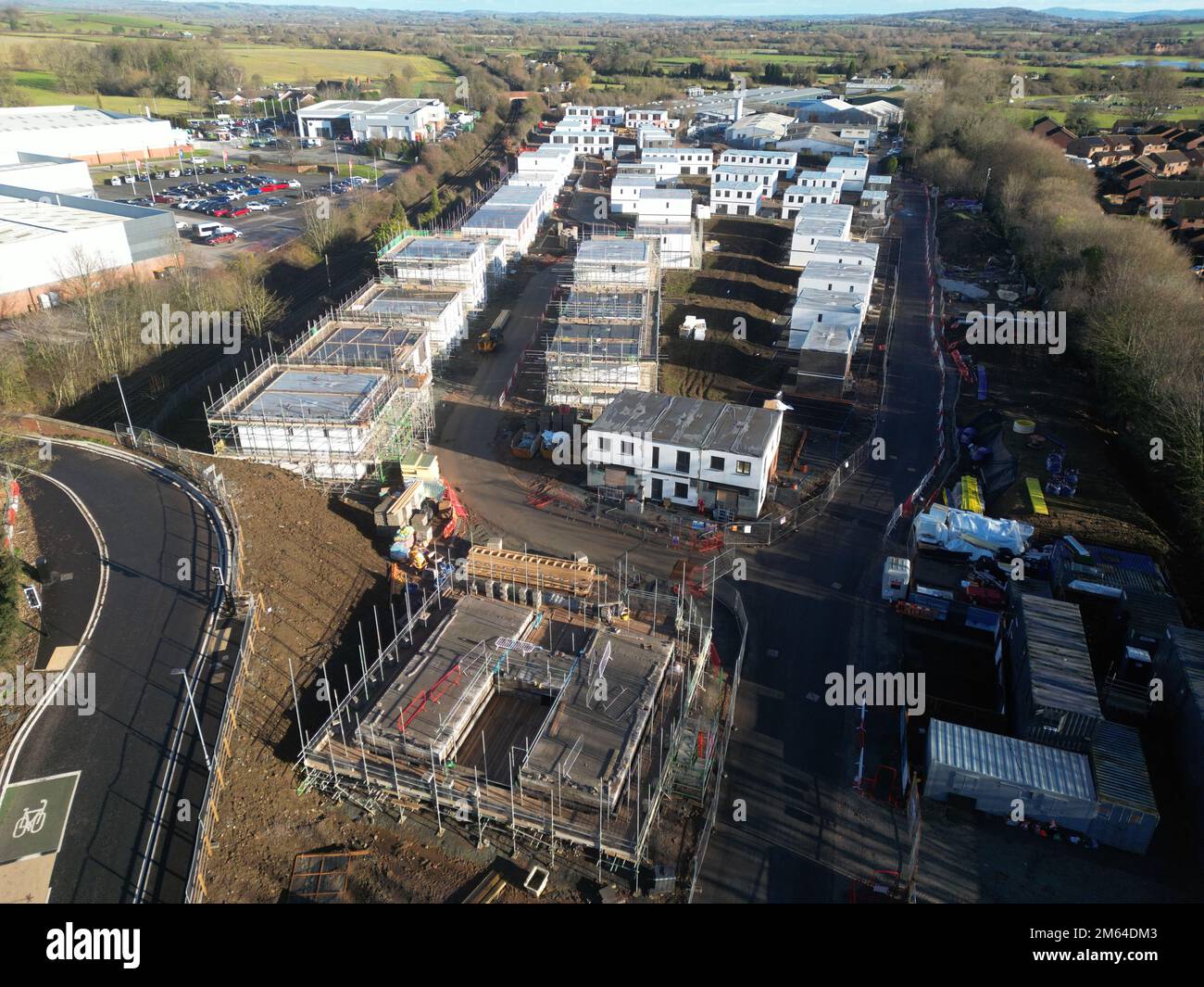 Veduta aerea di nuove case modulari in costruzione in un ex sito industriale di Brownfield a Hereford per Stonewater da Ilke Homes Gennaio 2023 Foto Stock
