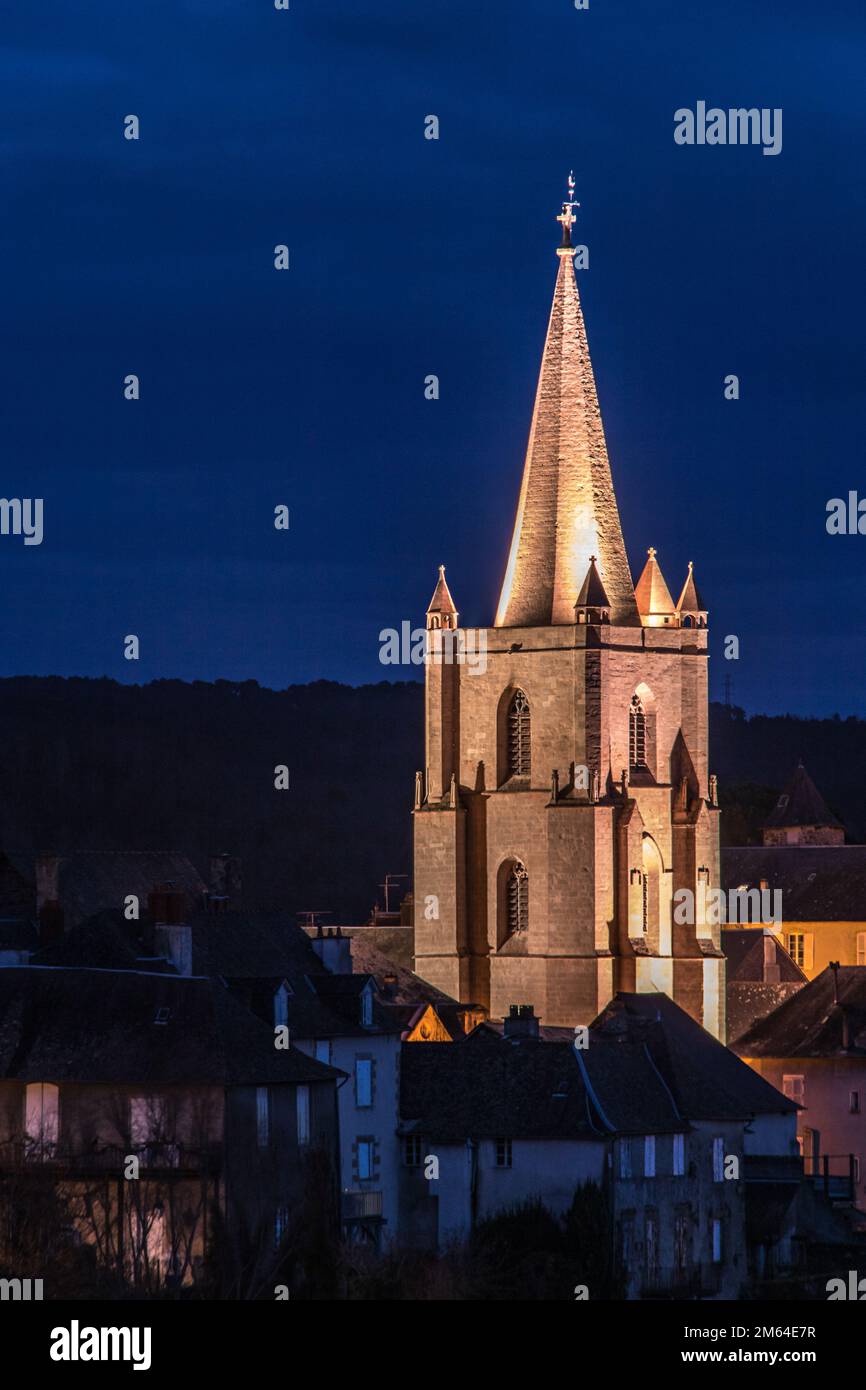 Illuminazione nocturne du clocher de l'église Saint Martin de la cité médiévale Foto Stock