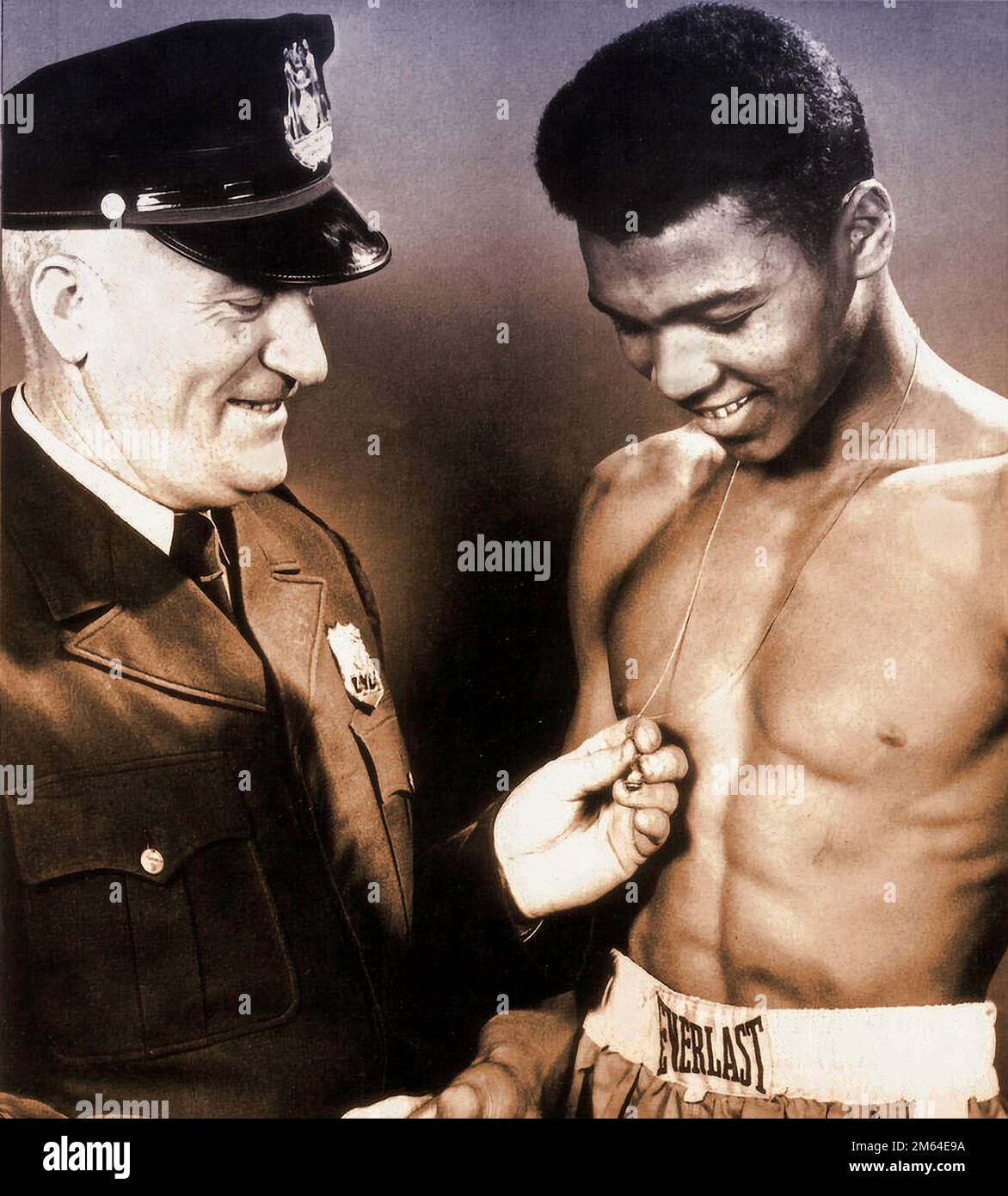 Ritratto di Muhammad Ali e Joe E. Martin. Miglioramento digitale di un'immagine di dominio pubblico Foto Stock