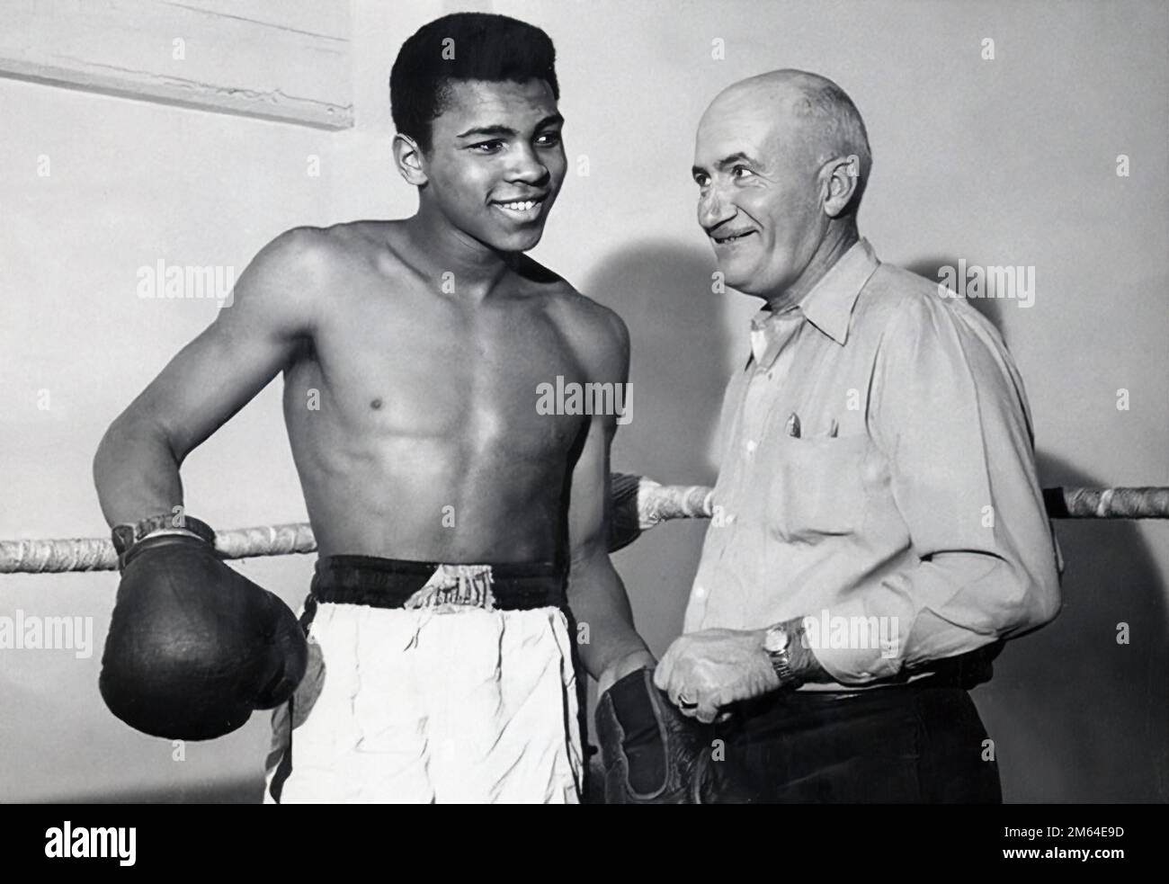 Ritratto di Muhammad Ali e Joe E. Martin. Miglioramento digitale di un'immagine di dominio pubblico Foto Stock
