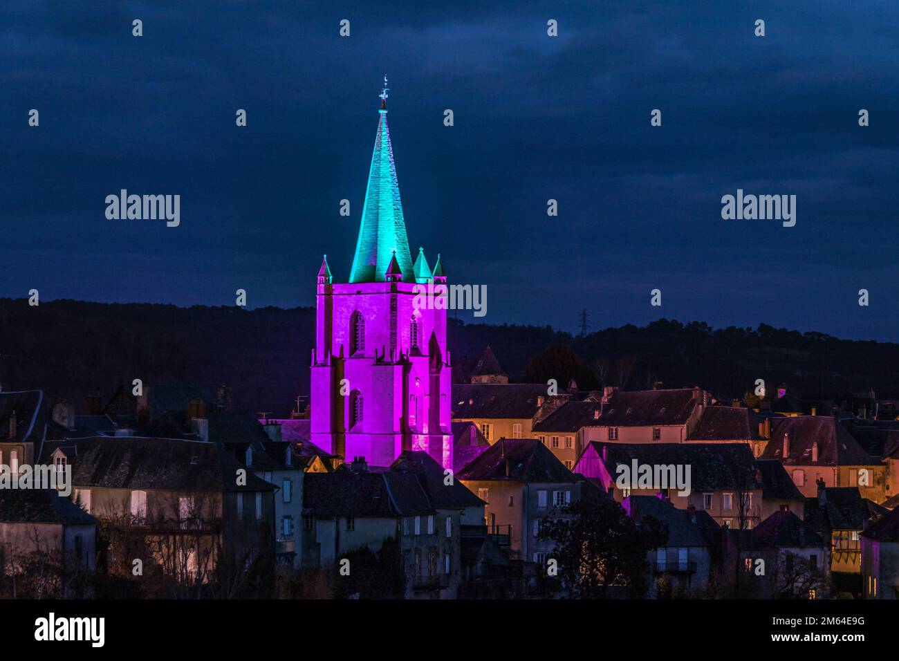 Illuminazione nocturne du clocher de l'église Saint Martin de la cité médiévale Foto Stock