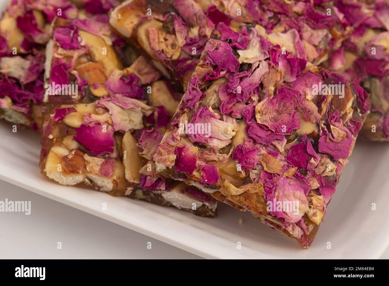 Rosa frutta secca Chikki chiamato anche Gulab Til Gajak, Gazak, Gachak sono dolci fragilità caramella fatta di gud, Mungfali, Gur, arachidi arrosto, petali di Gulab, Gr Foto Stock